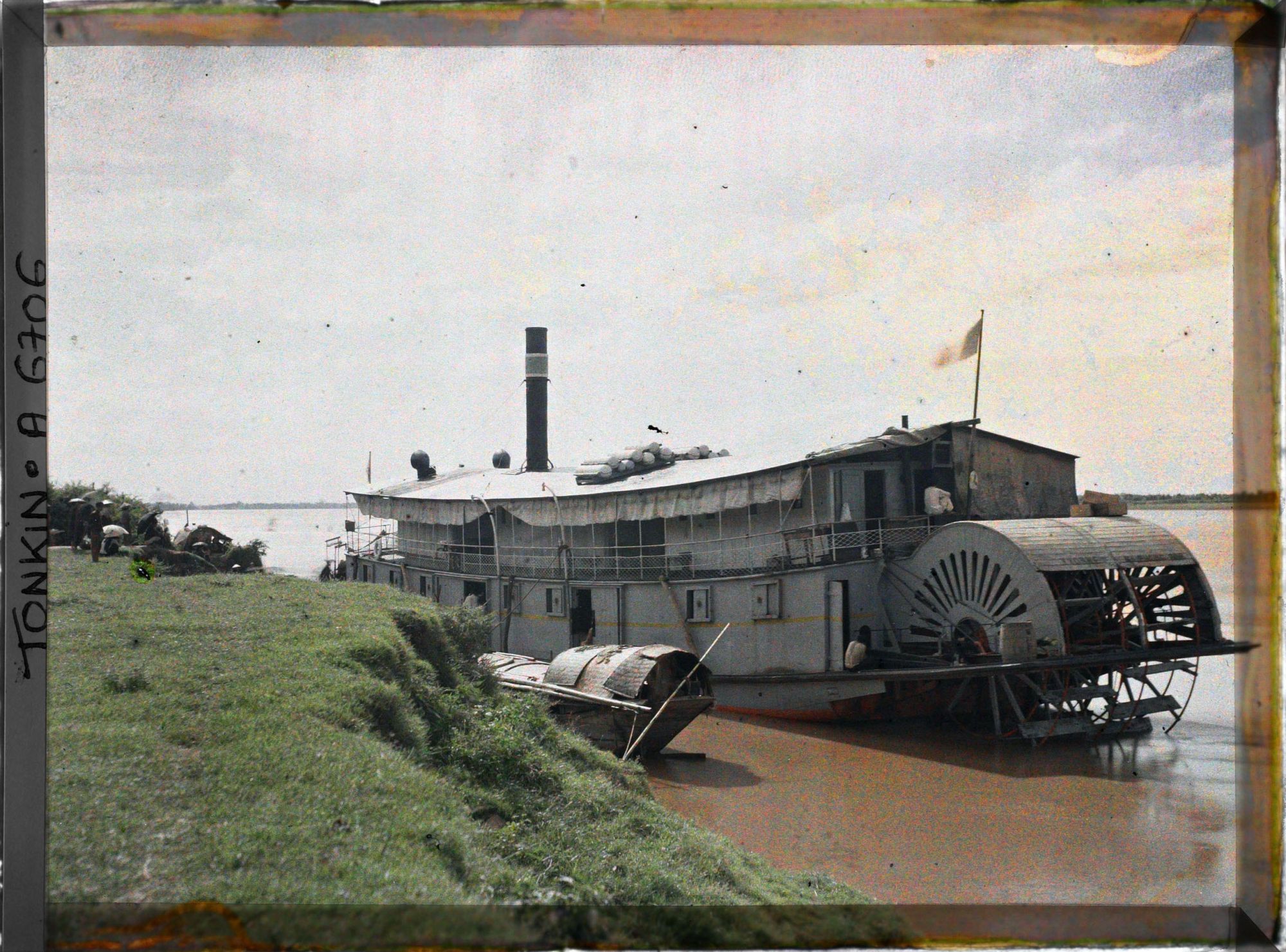 Image représentant Un bateau à aubes et un sampan ancrés au bord du Fleuve Rouge