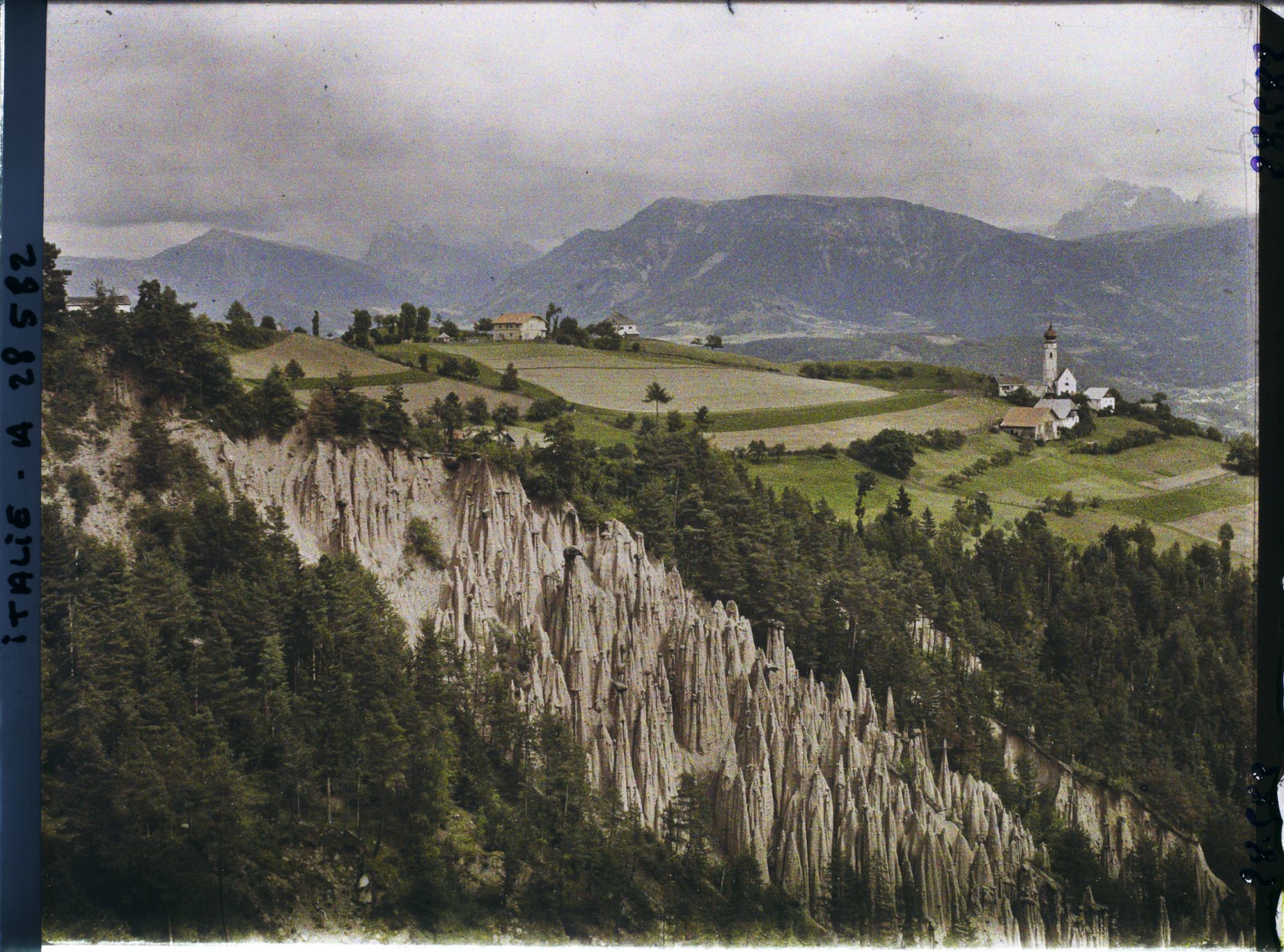 Image représentant Les Pyramides de terre (ou Cheminées de Fées) de Renon et le hameau de Monte di Mezzo (Mittelberg)