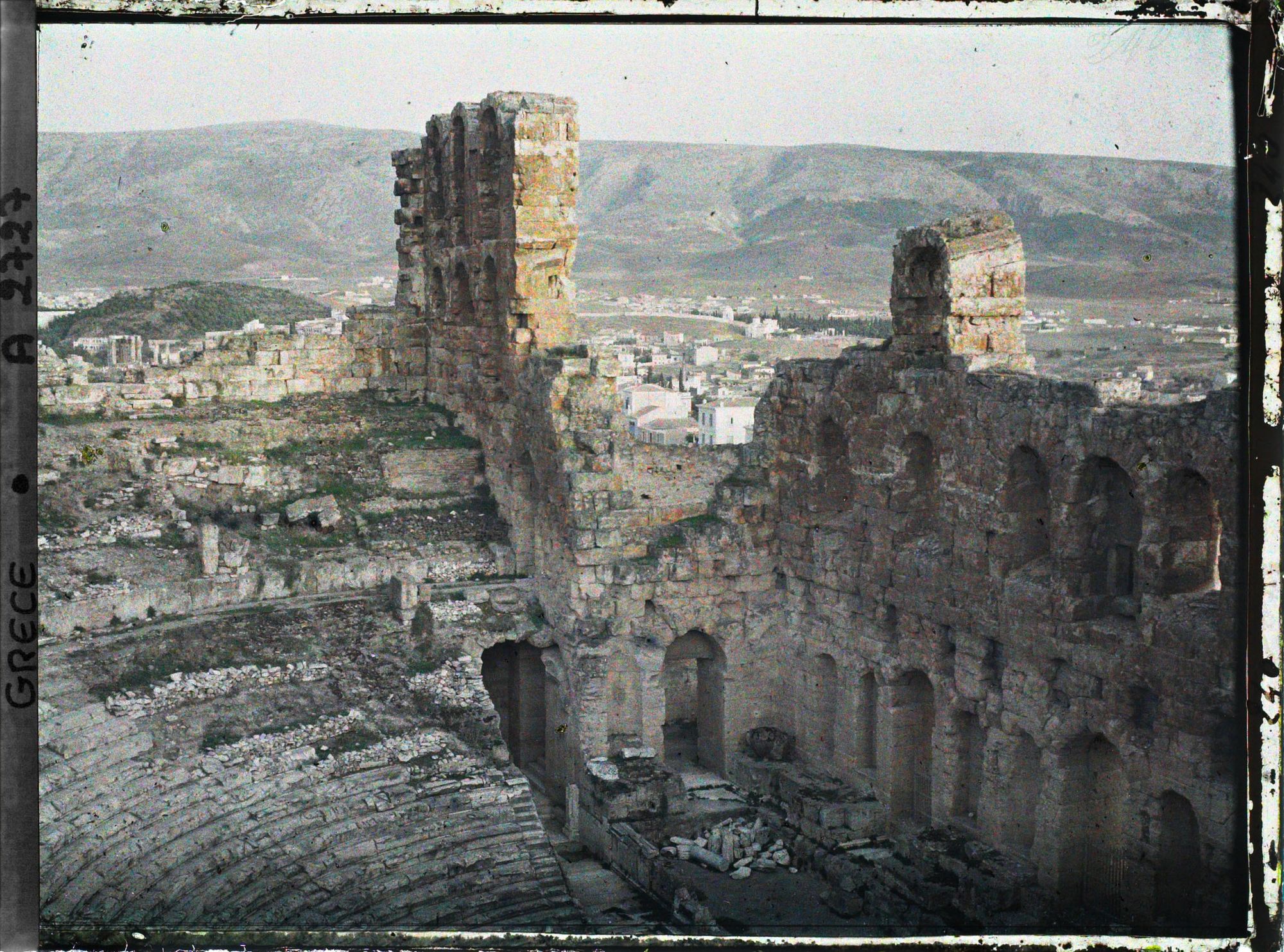 Image représentant Vue plongeante sur l'Odéon d'Hérode Atticus (partie gauche)