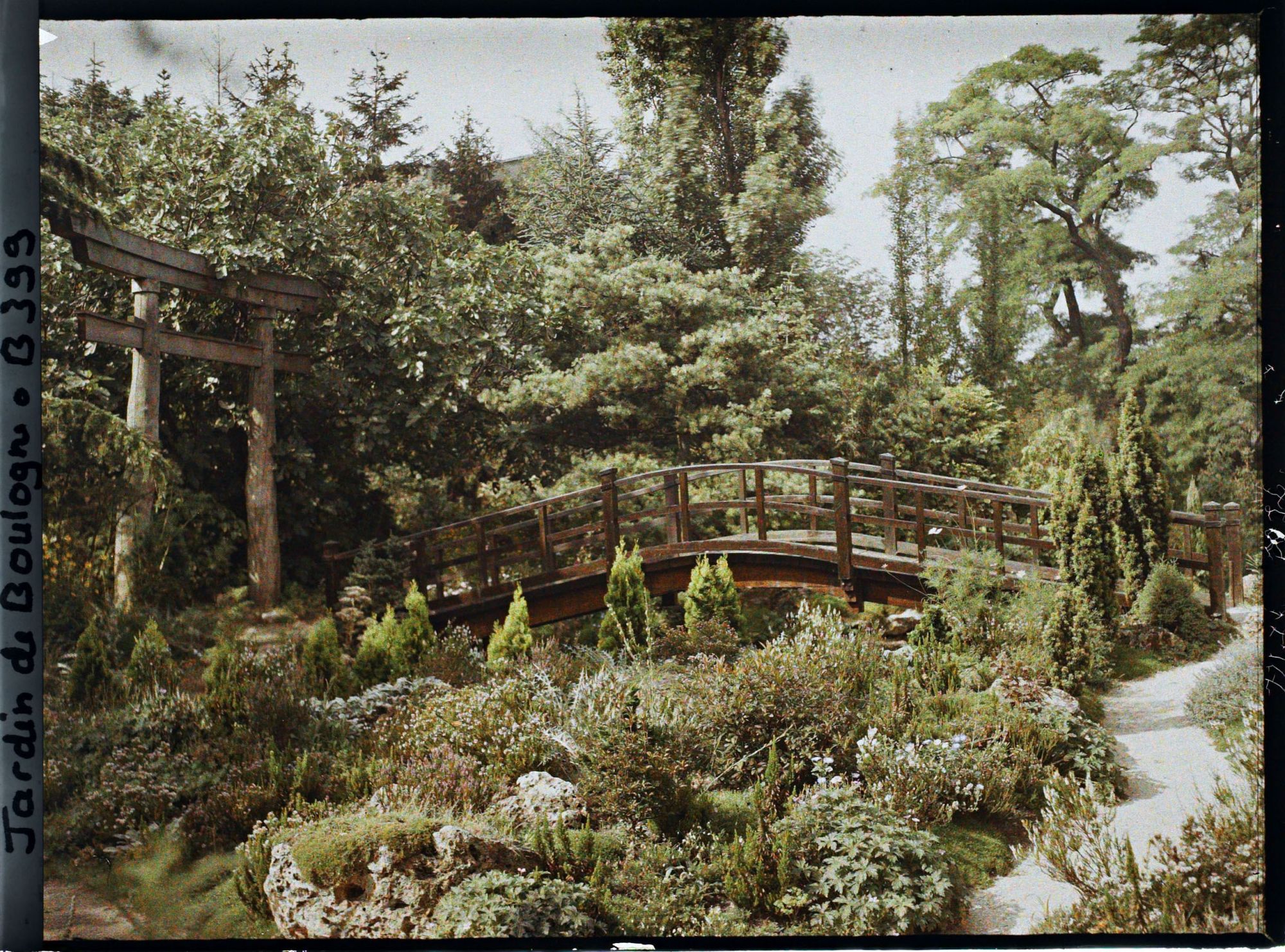 Image représentant Rocaille et pont du " sanctuaire japonais " au pied d'un torii, vus en direction du quai