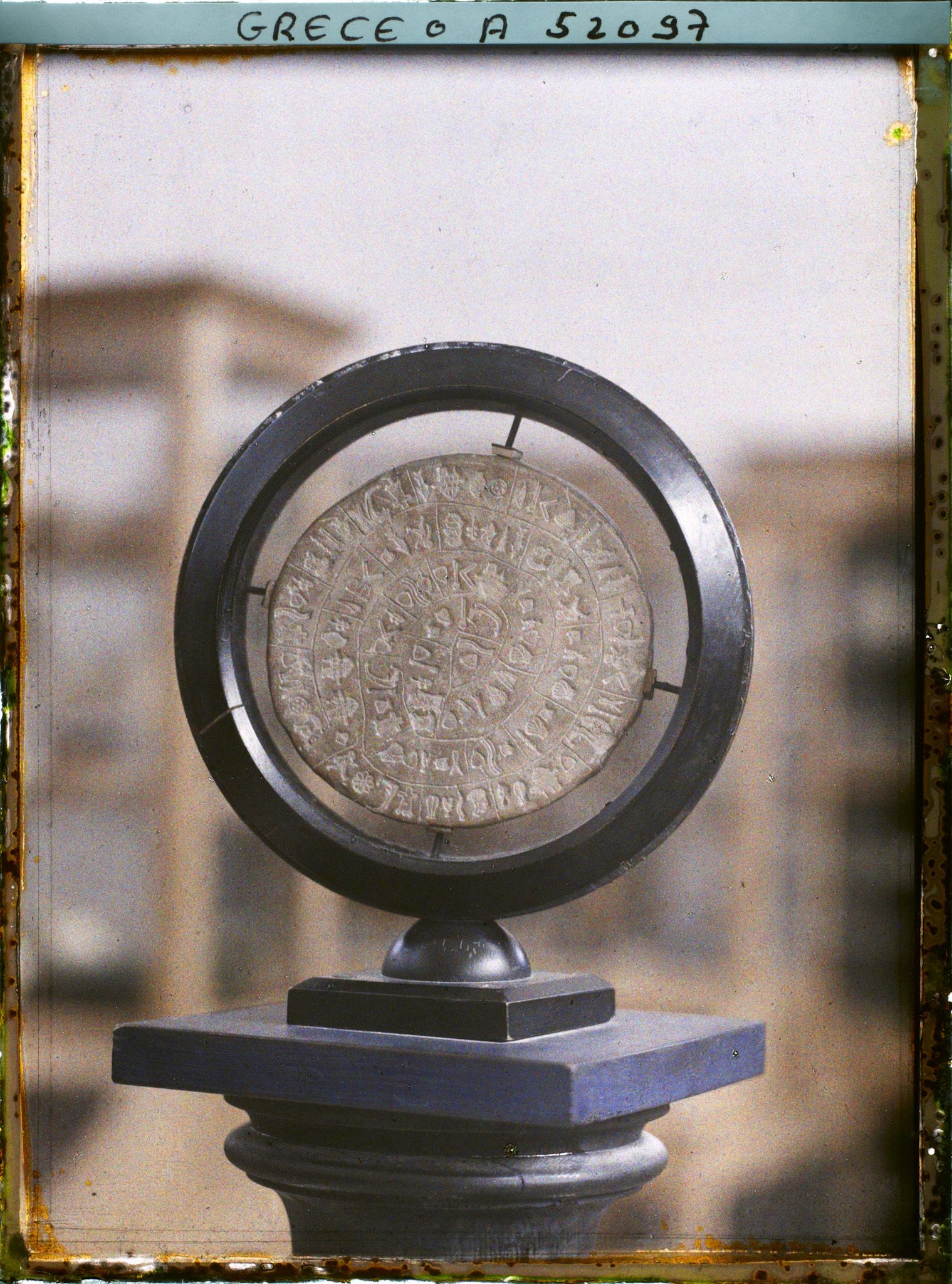 Image représentant Musée archéologique - Le Disque de Phaïstos en terre cuite, décoré d'idéogrammes