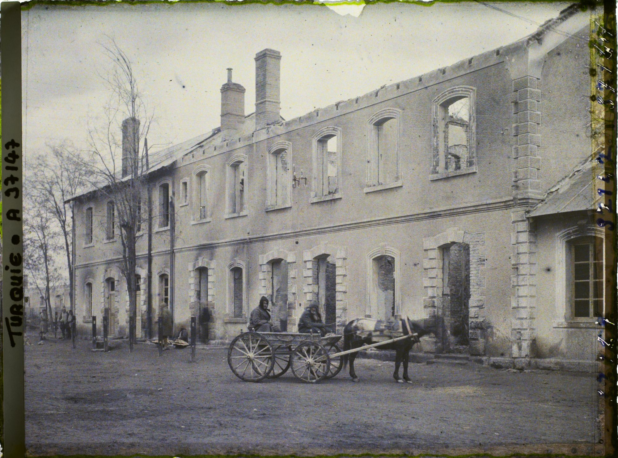 Image représentant La gare des chemins de fer d'Anatolie incendiée