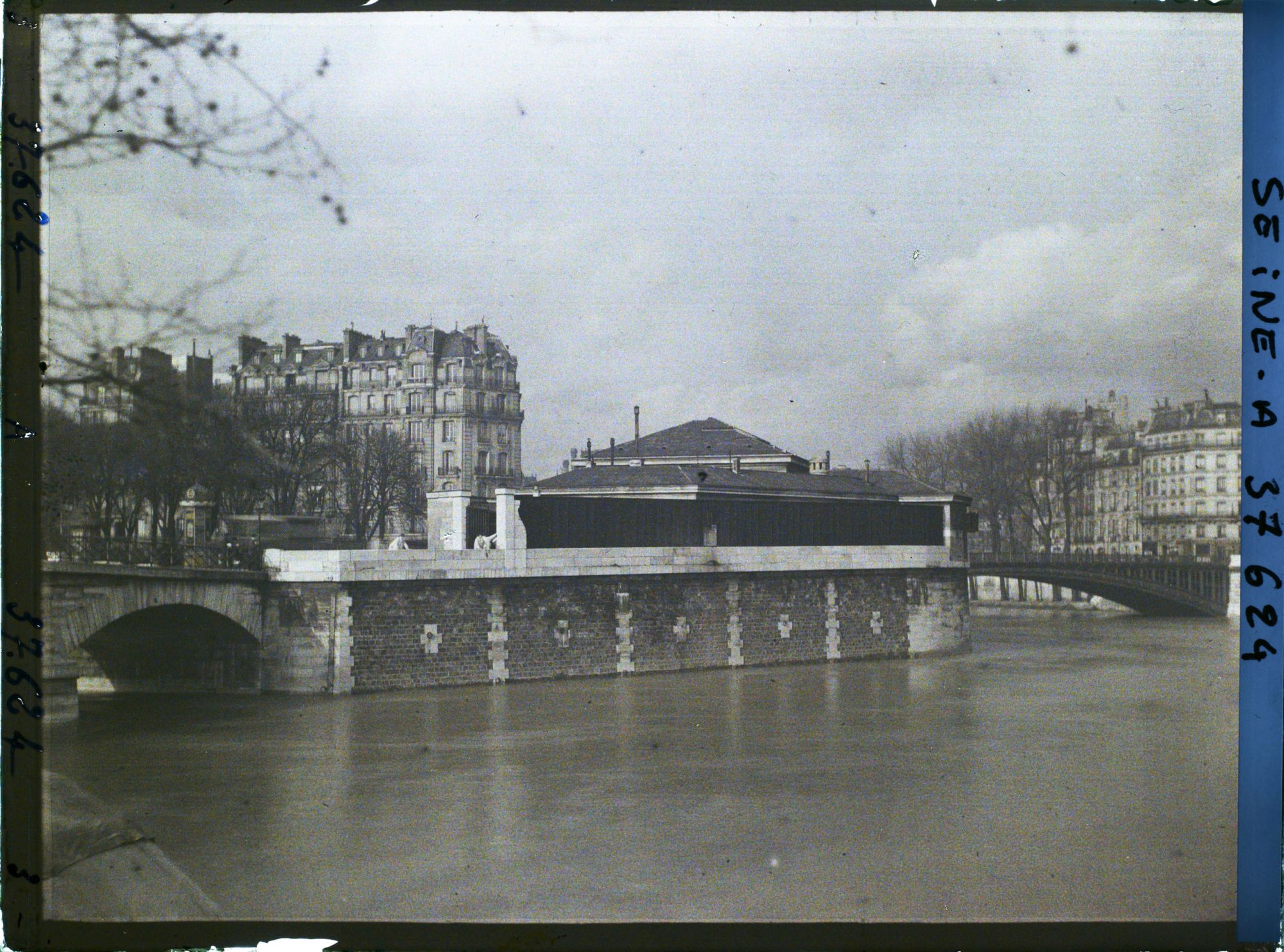 Image représentant La Morgue pont de l'Archevêché