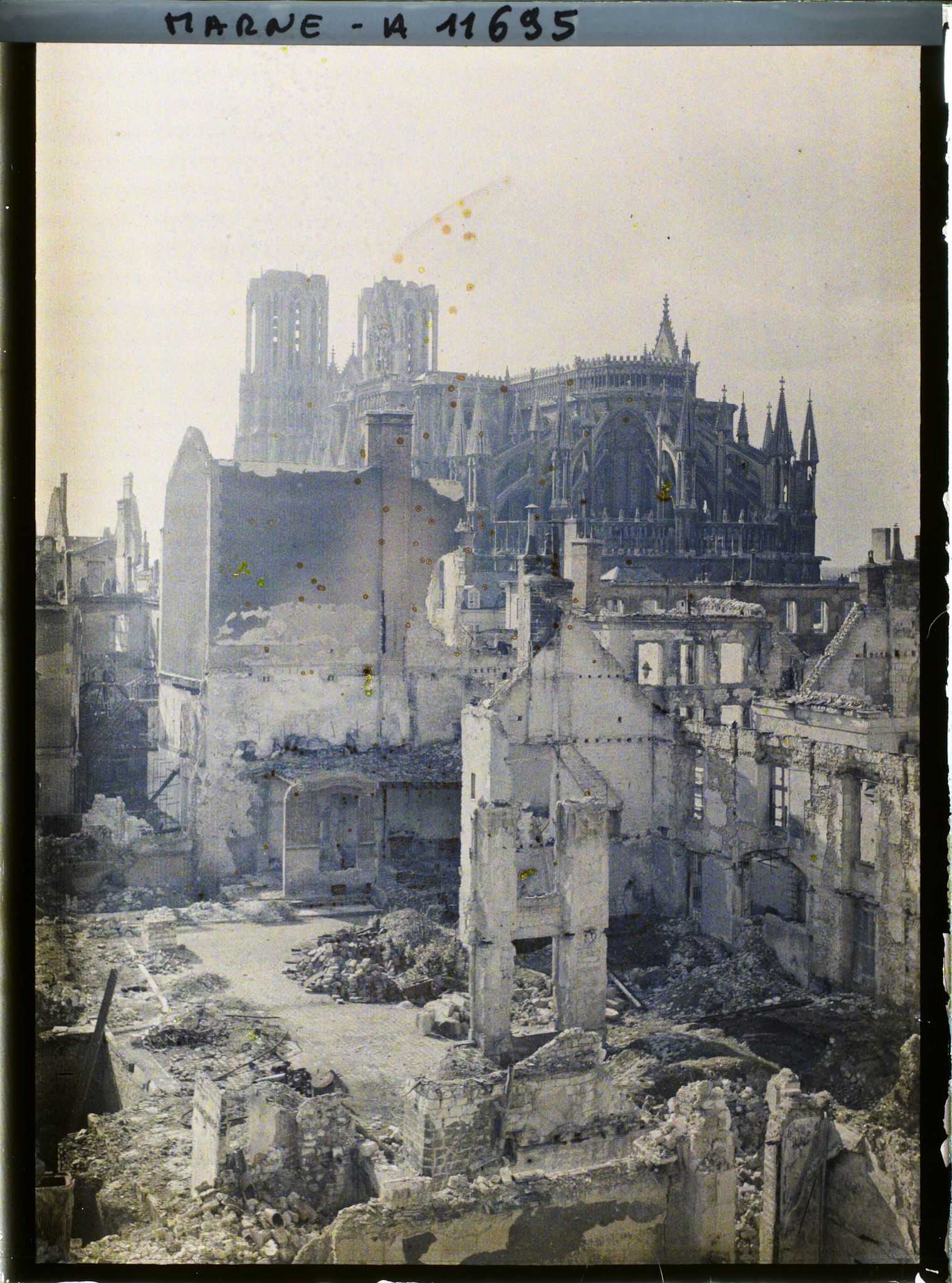 Image représentant France, Reims, Panorama de Ruines et Cathédrale