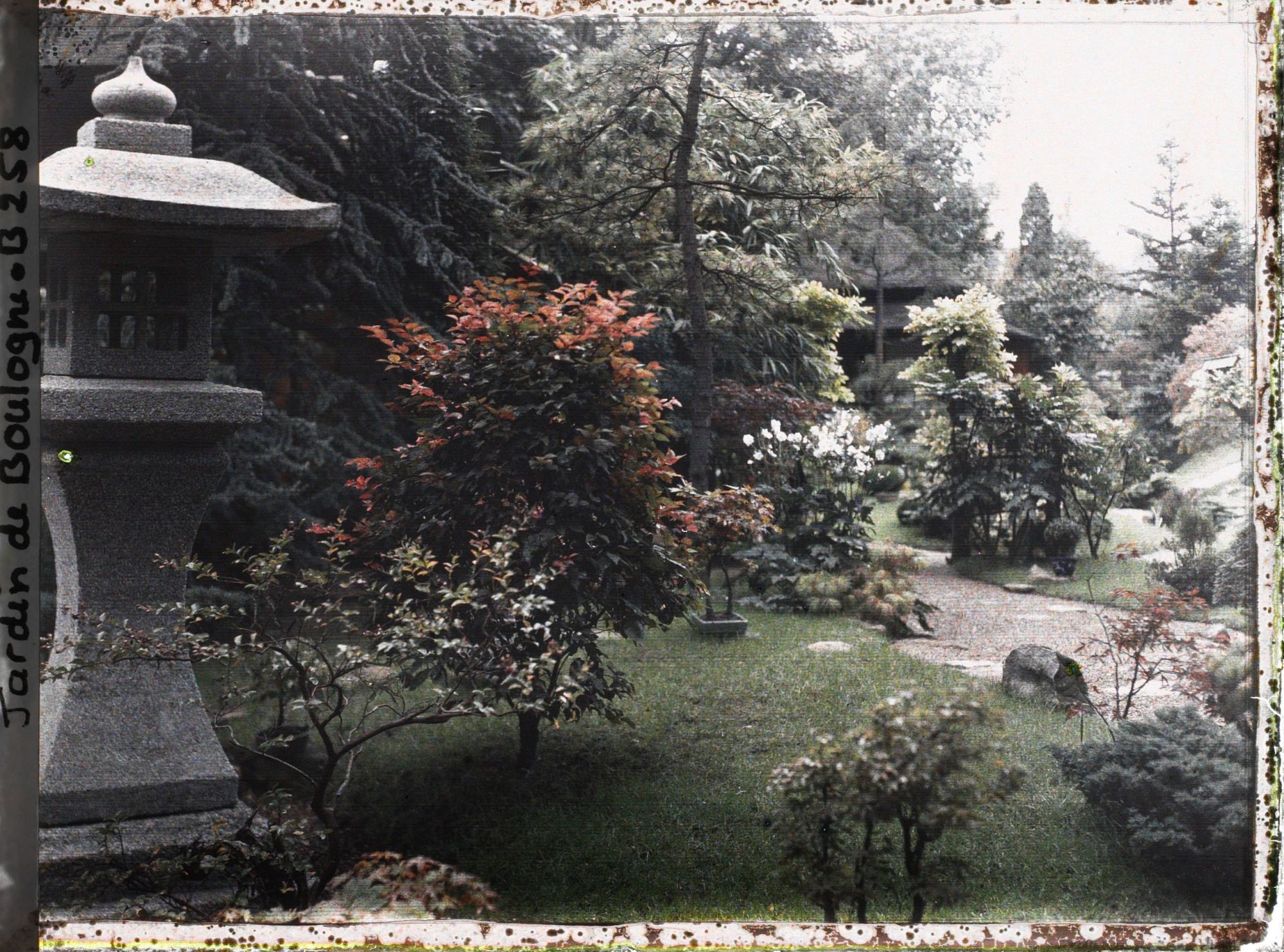Image représentant Lanterne de pierre en bord de chemin, à l'entrée du " village japonais " proche du jardin anglais