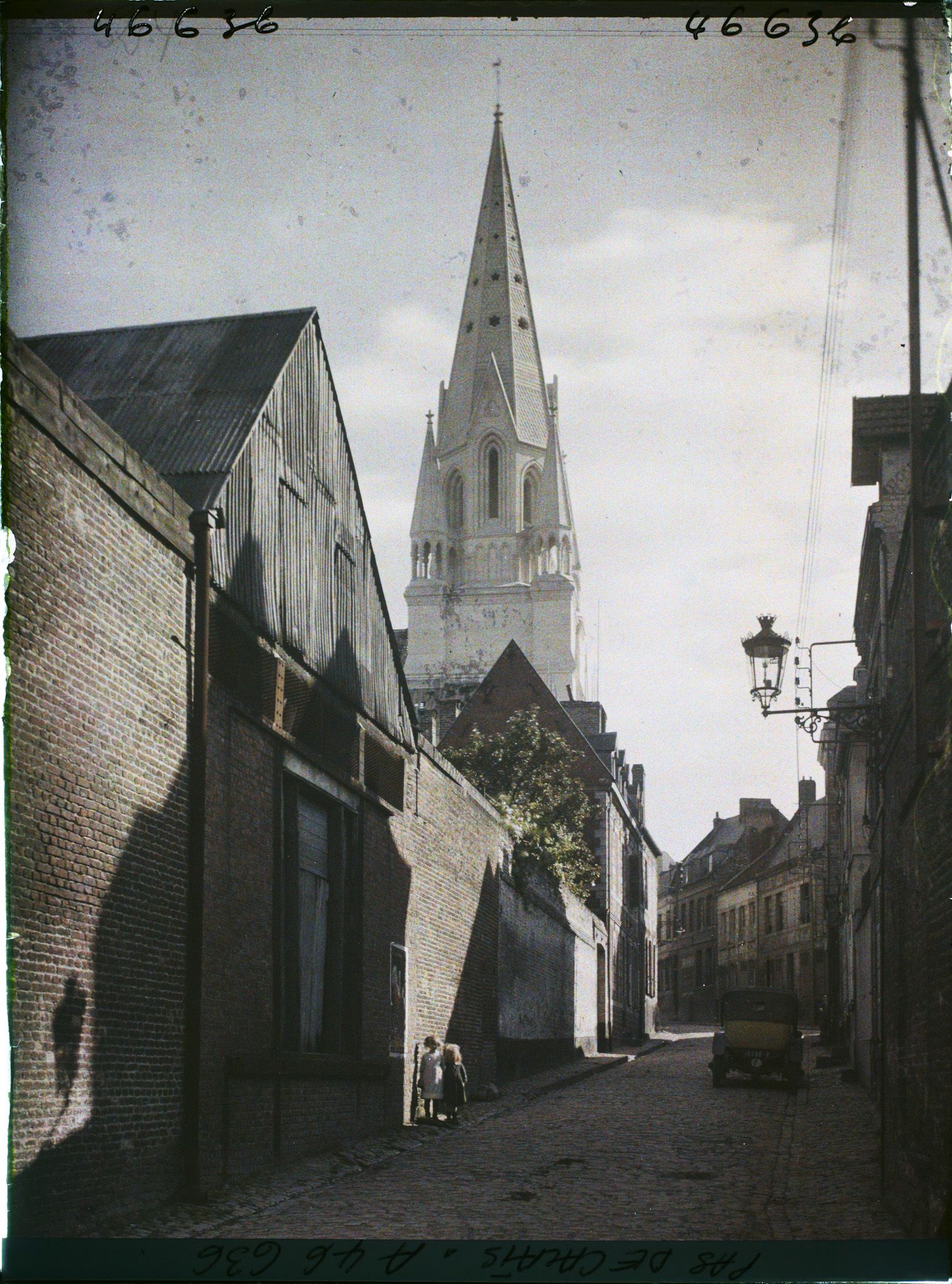Image représentant France, Arras, Vieille rue et clocher de St Géry