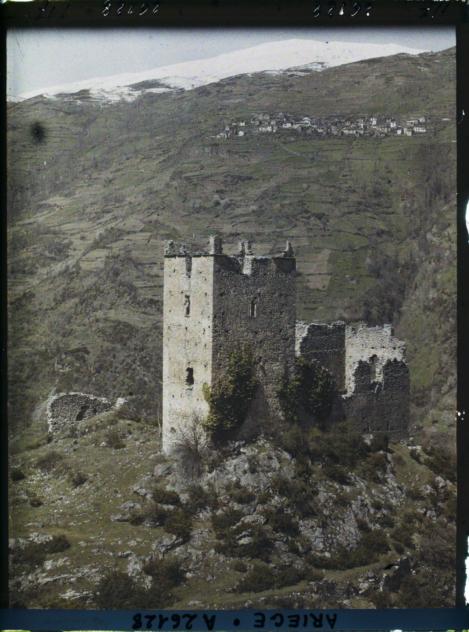Image représentant Le château de Miglos et le village de Lapège