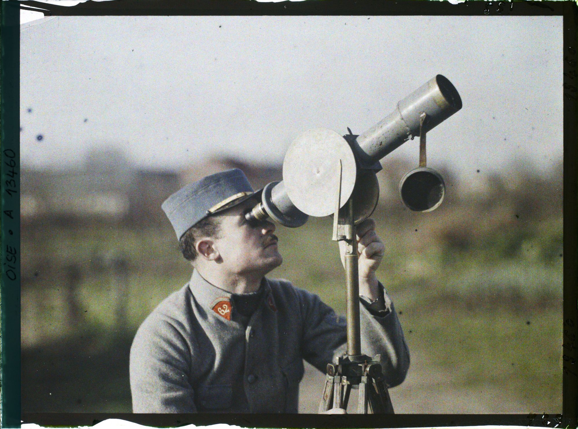 Image représentant France, Noyon, Un Sergent à la lunette d'Orientation