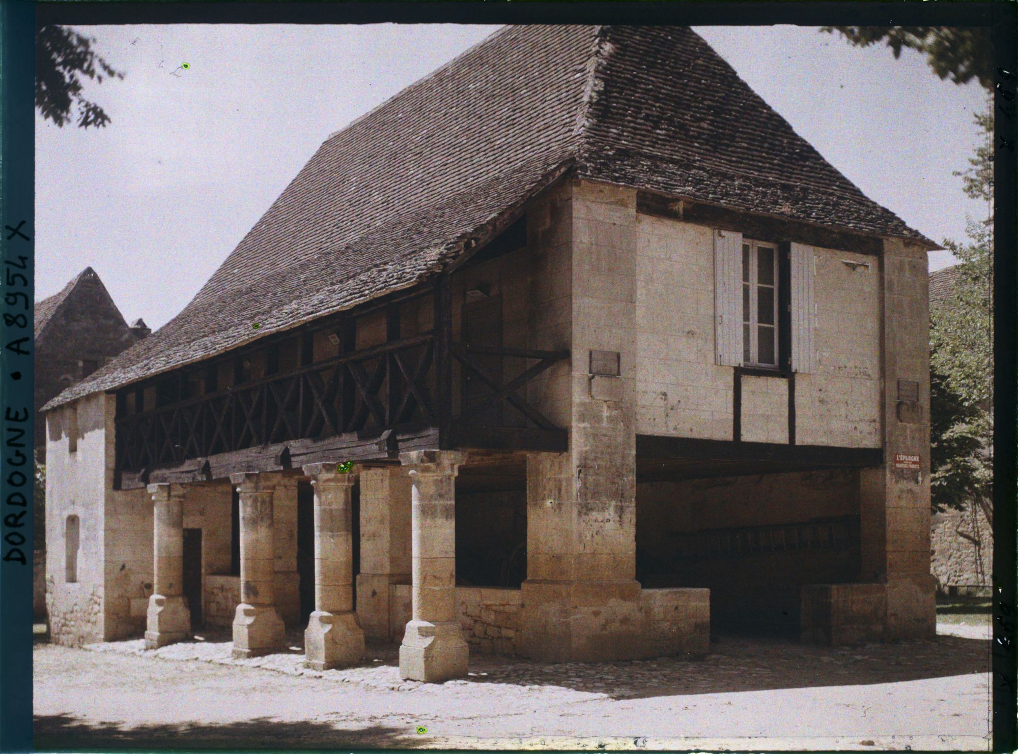 Image représentant France, Domme, La halle et le tribunal (justice de paix) reconstruit en 1870