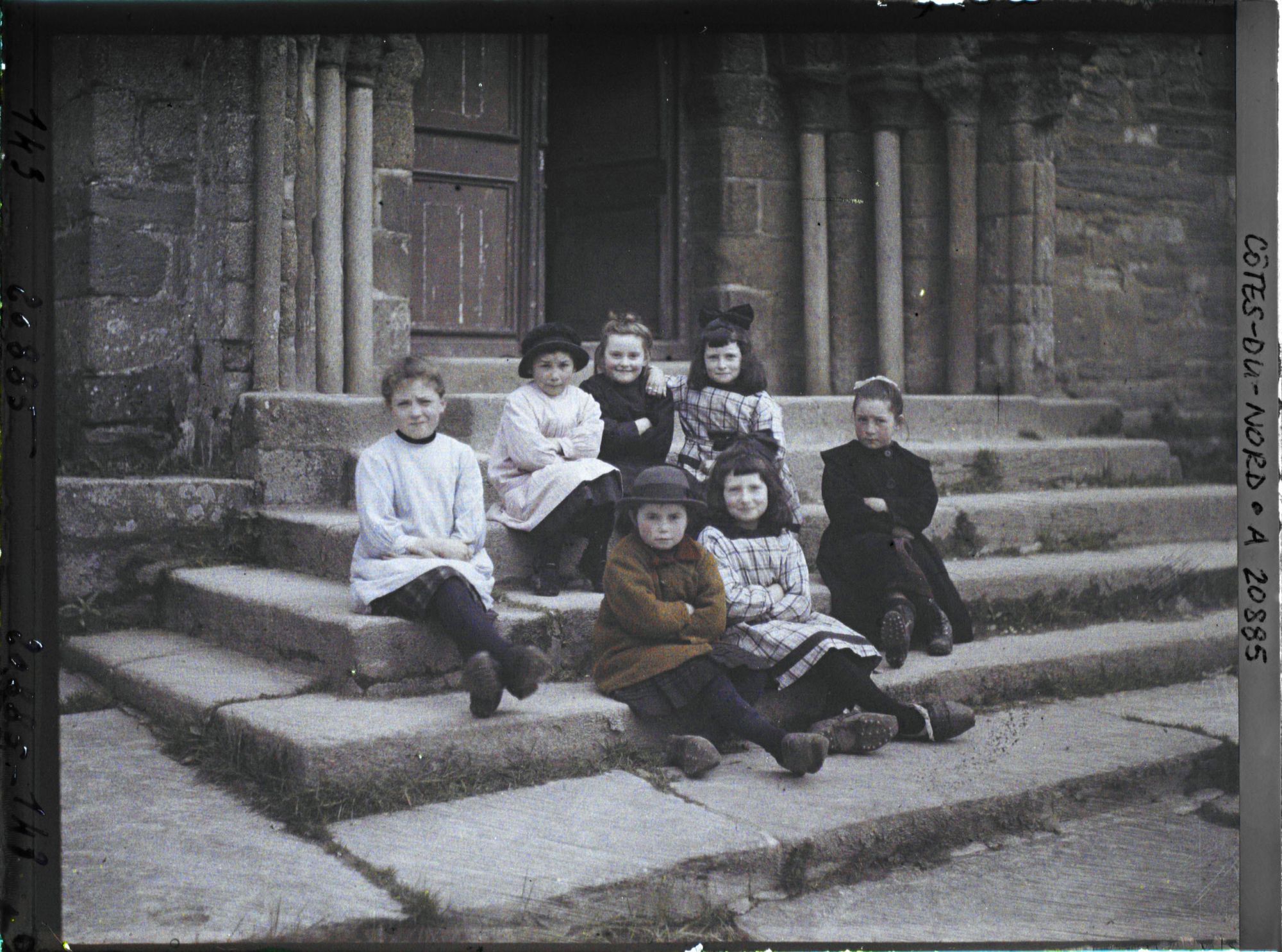 Image représentant Groupes de petites filles assises devant l'église de la Trinité de Brélévenez