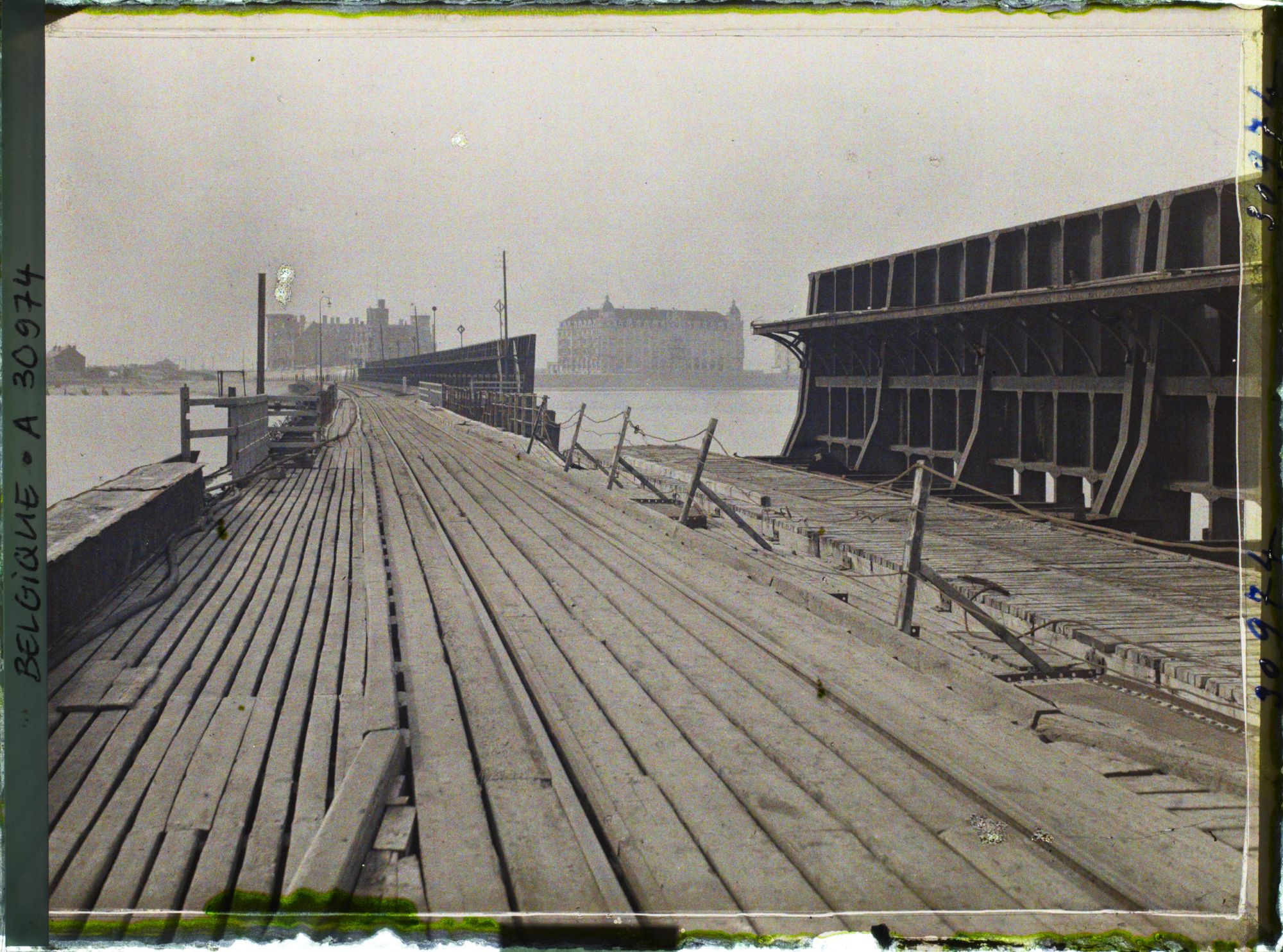 Image représentant Belgique, Zeebrugge, Brèche dans la claire-voie du môle faite par l'explosion du sous-marin anglais du lieutenant Sandfort