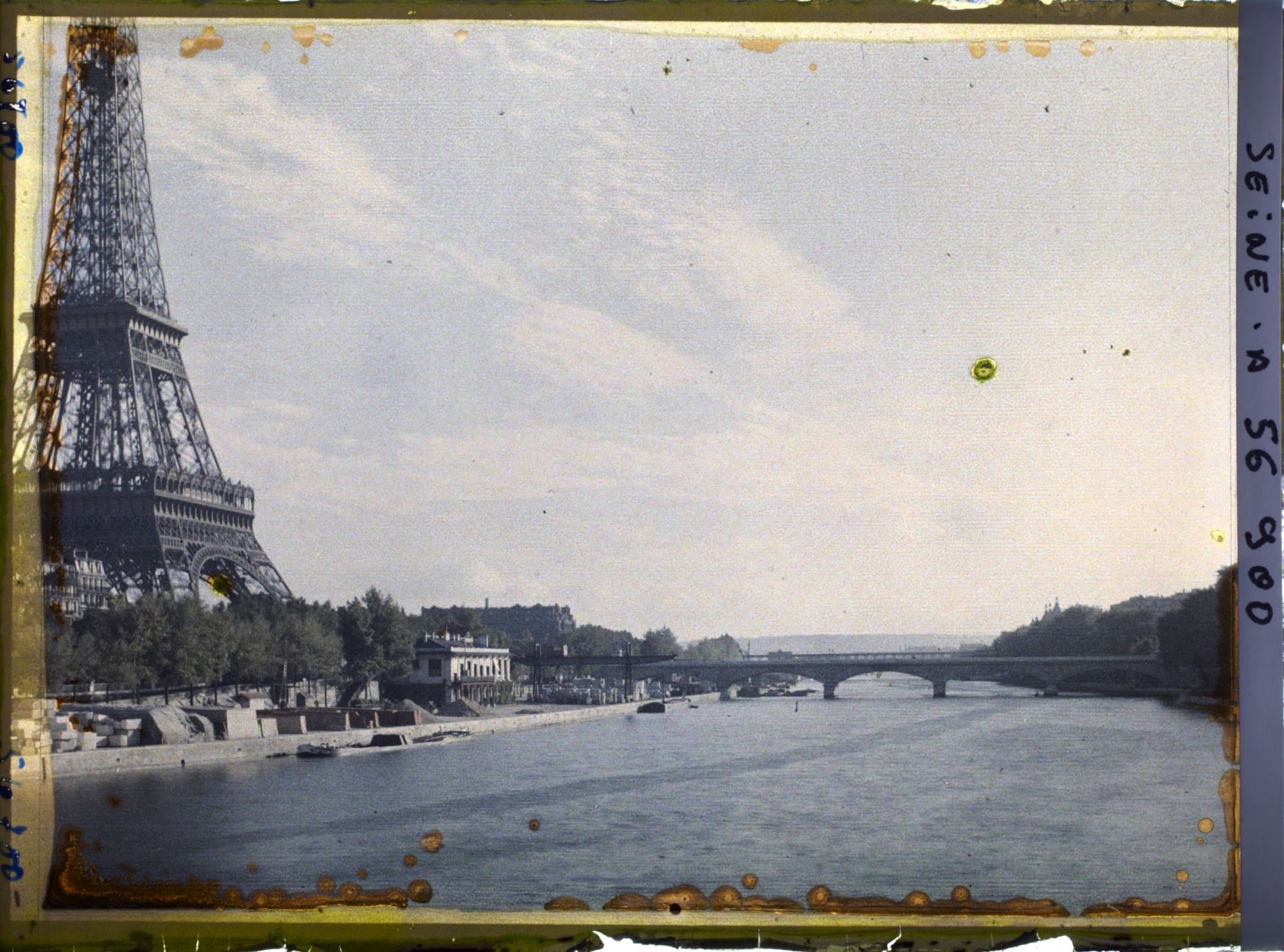 Image représentant Le ciel de Paris le jour de la signature du pacte Briand-Kellogg (Vue sur le pont d'Iéna et la tour Eiffel depuis la passerelle Debilly)