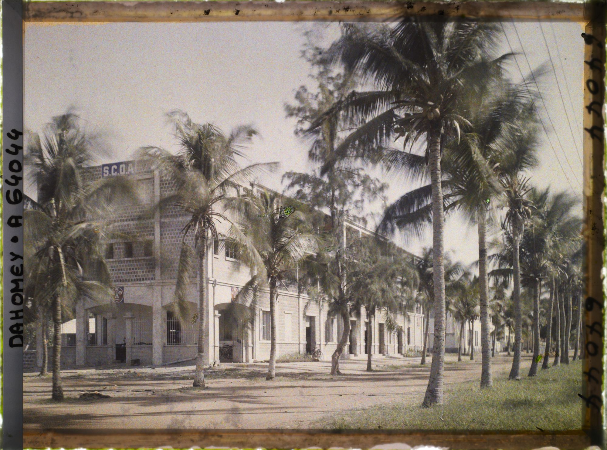 Image représentant Factorerie de la SCOA (Société commerciale de l'Ouest africain) sur l'avenue de la Lagune, quartier européen