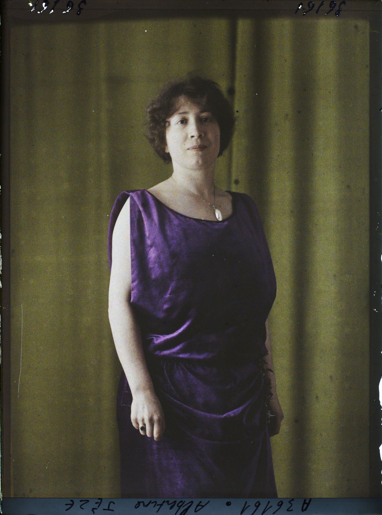 Image représentant Mademoiselle  https://musee-albert-kahn.s-museum.fr/home/NWQ2OTAwYzNmYjZlZTk1ZWQwODJmMjY4L2dlbmVyaWMtbm90aWNlLXRhYi9hdXRob3JpdHkvNjE3YTc5ZjVjZjhiODk2OGIzMzM3ZDIx/5d6900c3fb6ee95ed082f268/generic-notice-tab/authority/617a79ebcf8b8968b3336fc2 Albertine Jèze