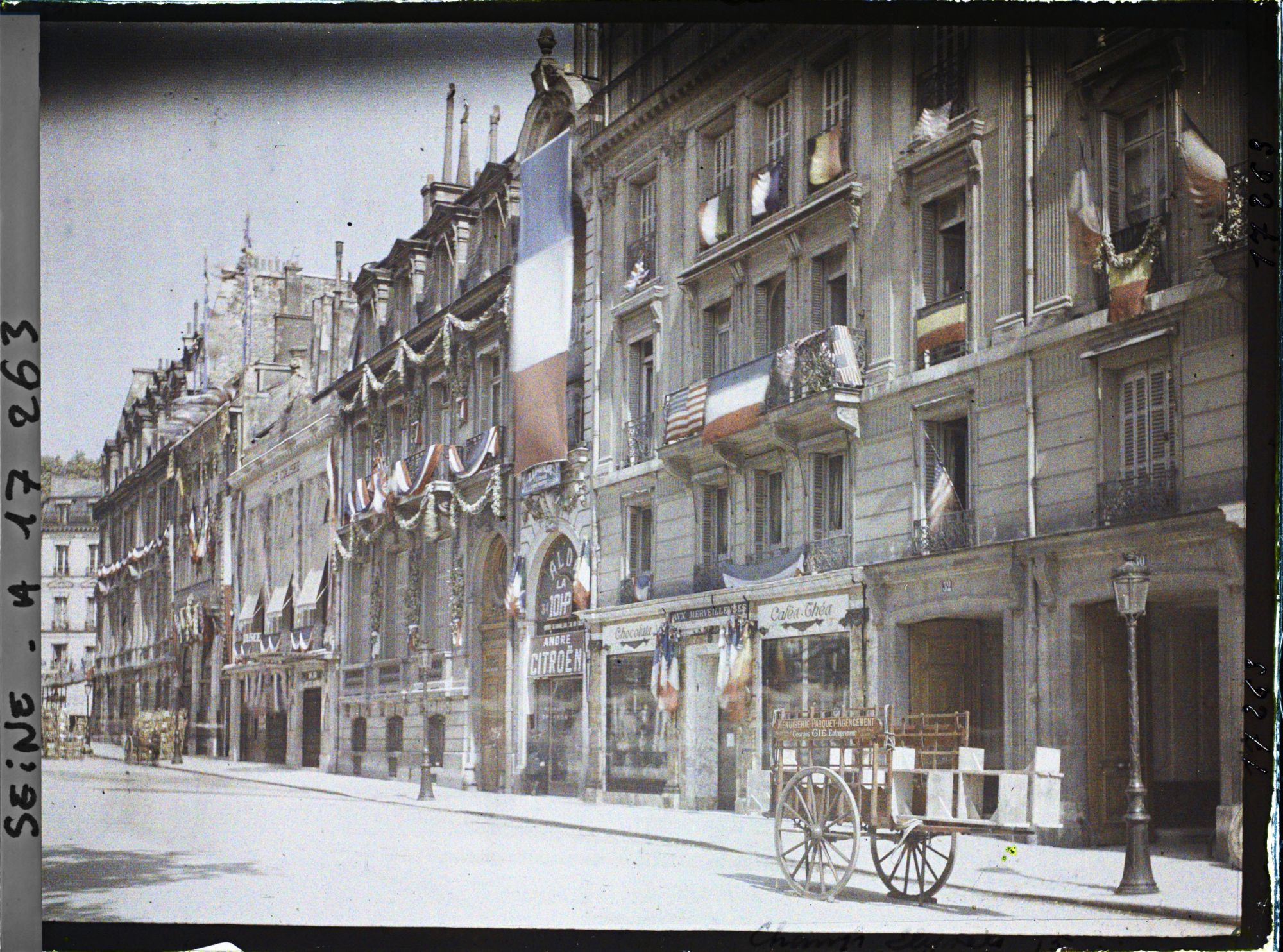 Image représentant Maisons décorées pour les fêtes de la Victoire avenue des Champs-Elysées, au niveau du numéro 32