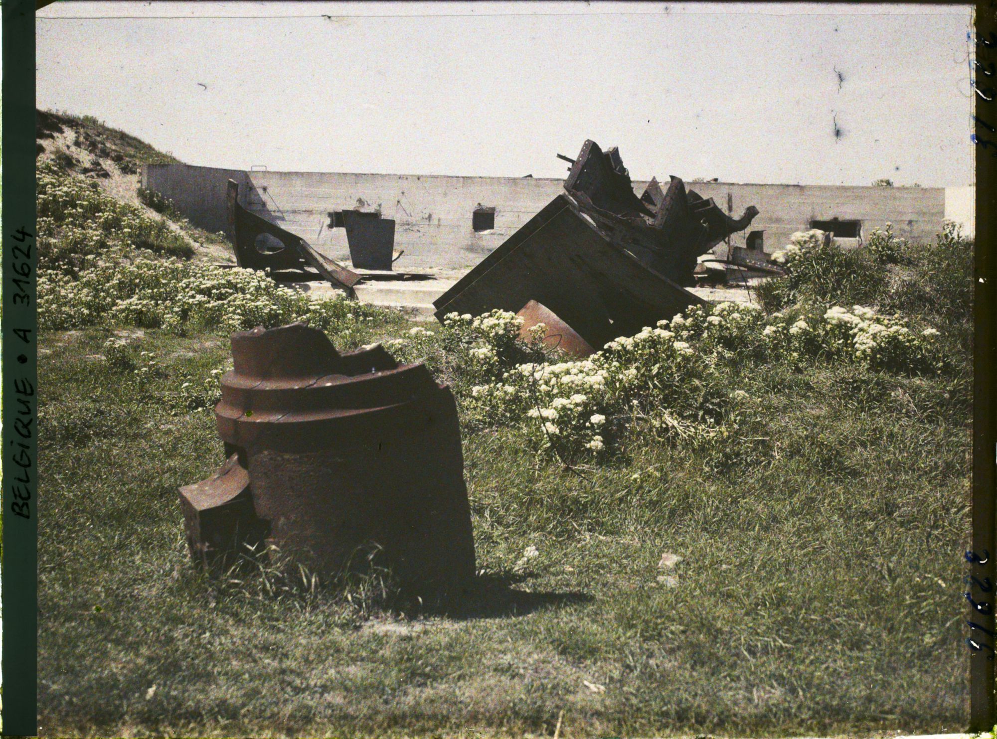 Image représentant Belgique, Ostende, Batterie Hindenburg, Effet de l'éclatement d'une pièce; au 1er plan, la culasse et au fond, la plateforme de la pièce