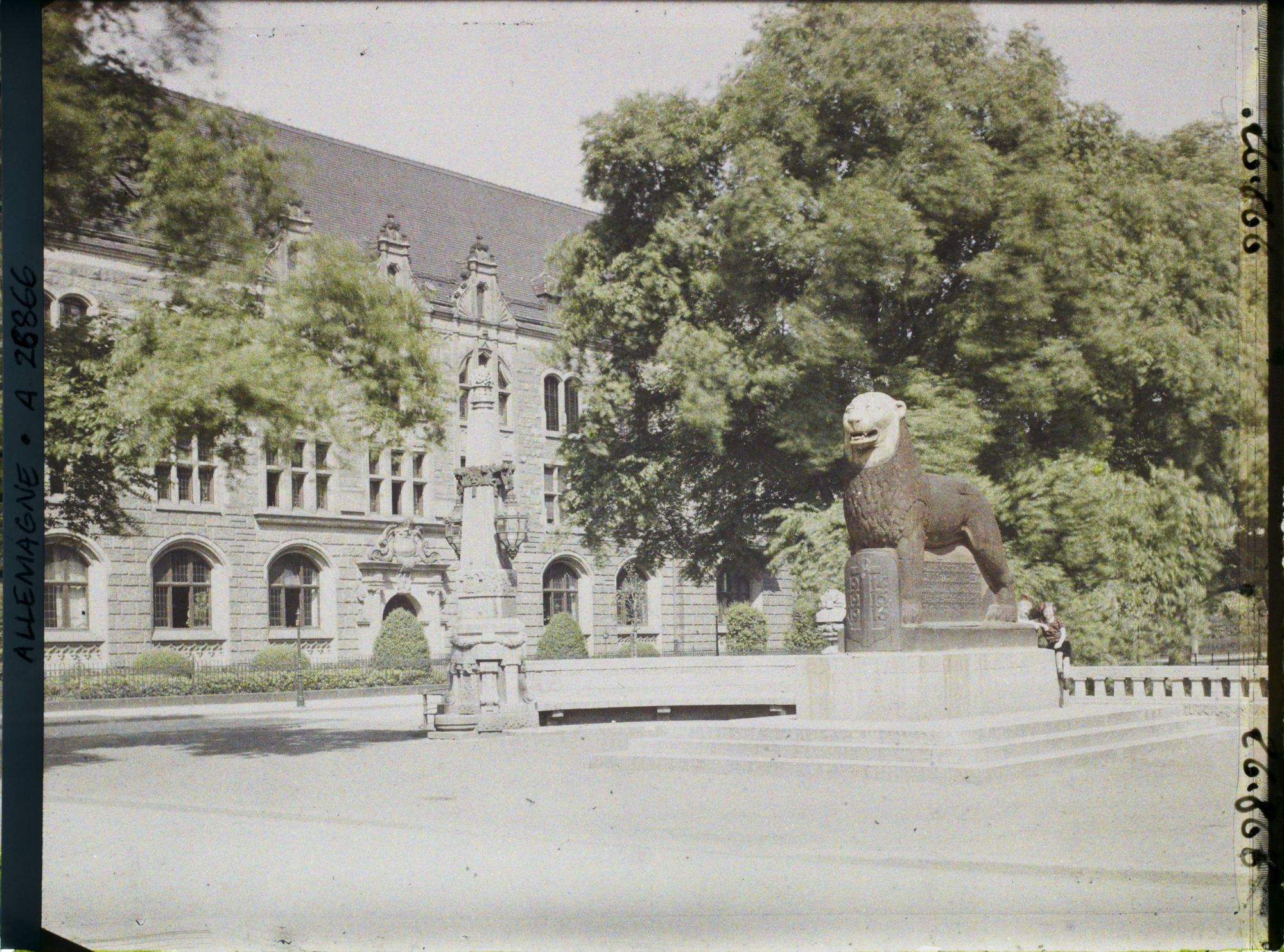 Image représentant Allemagne, Düsseldorf, Occupation Française Le lion en bois enclouté de la Koenigsalle 1914, 1915, 1916.