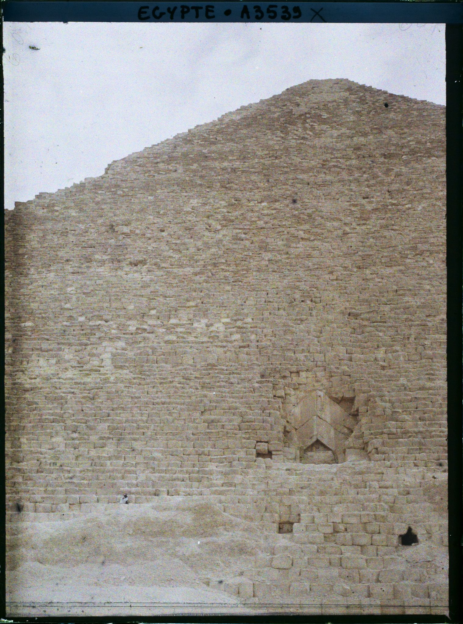 Image représentant Une des façades de la pyramide de Khéops