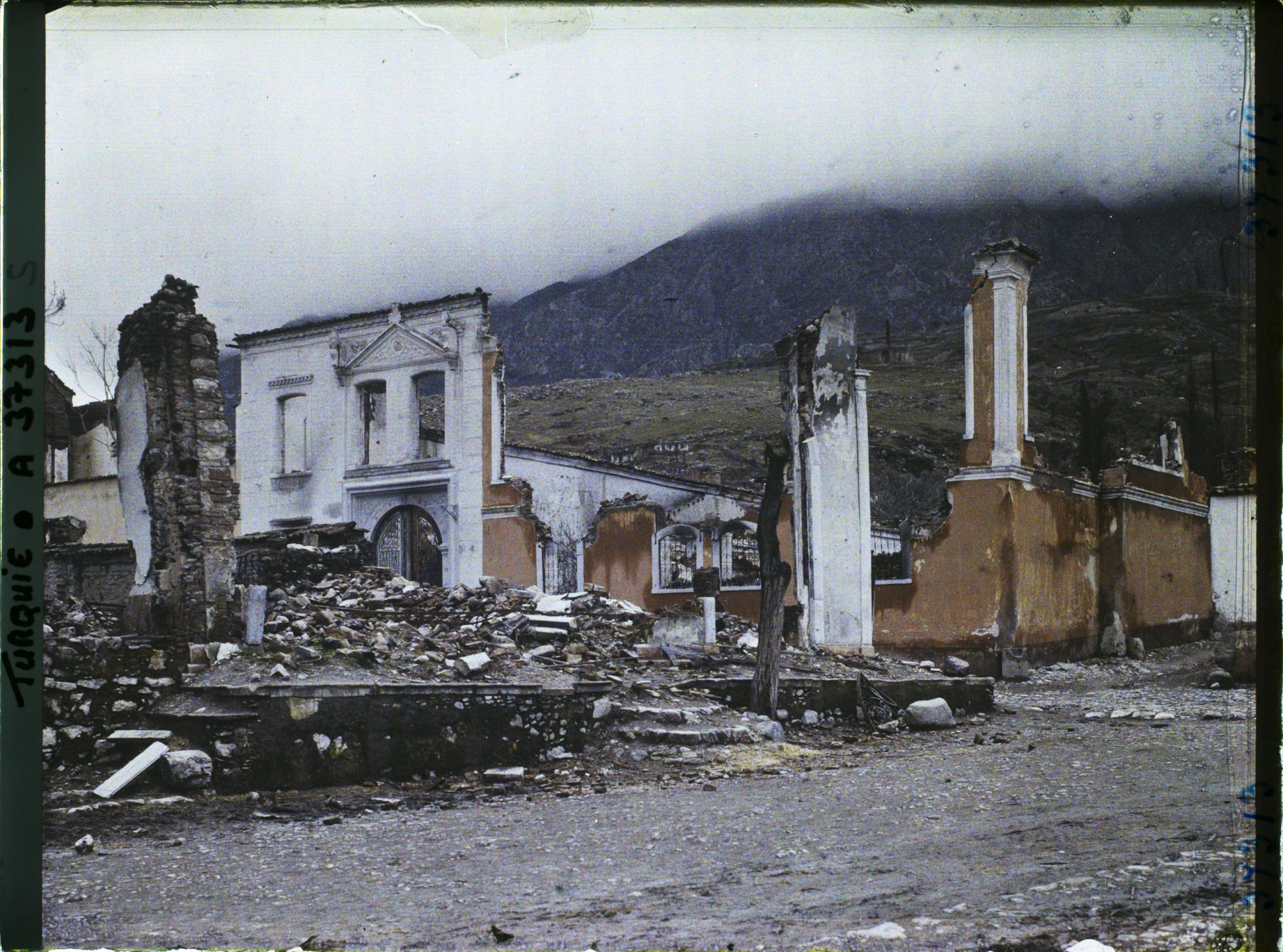 Image représentant Turquie, Magnesie, Ecole des Filles incendiée
