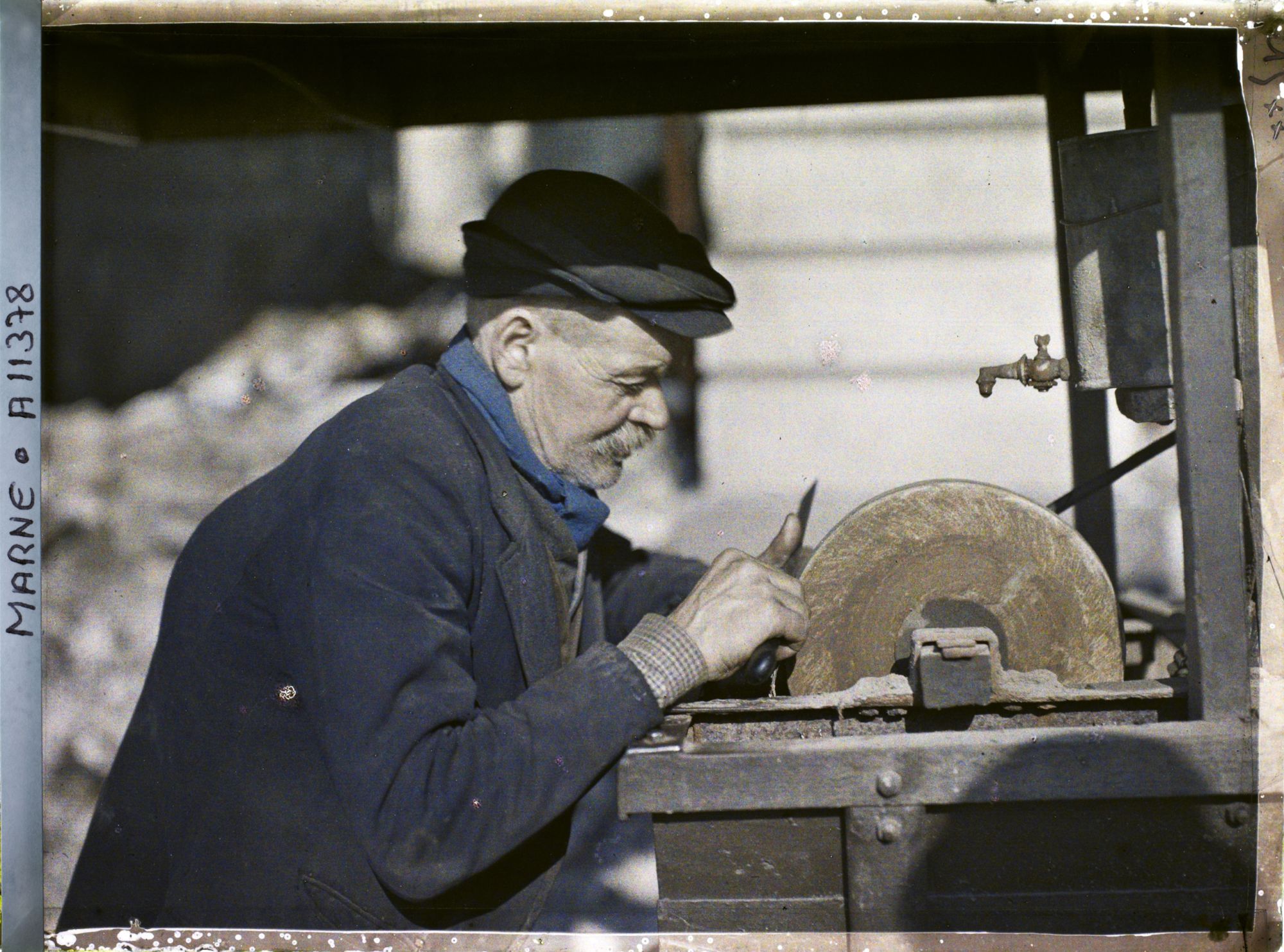 Image représentant Repasseur actionnant sa meule, place Royale