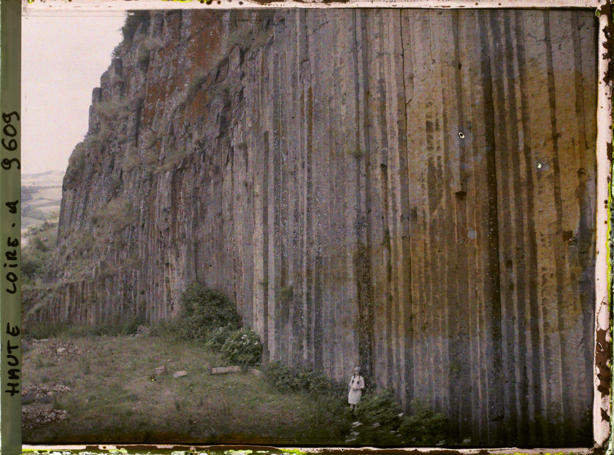 Image représentant Mariel Brunhes posant devant les orgues basaltiques