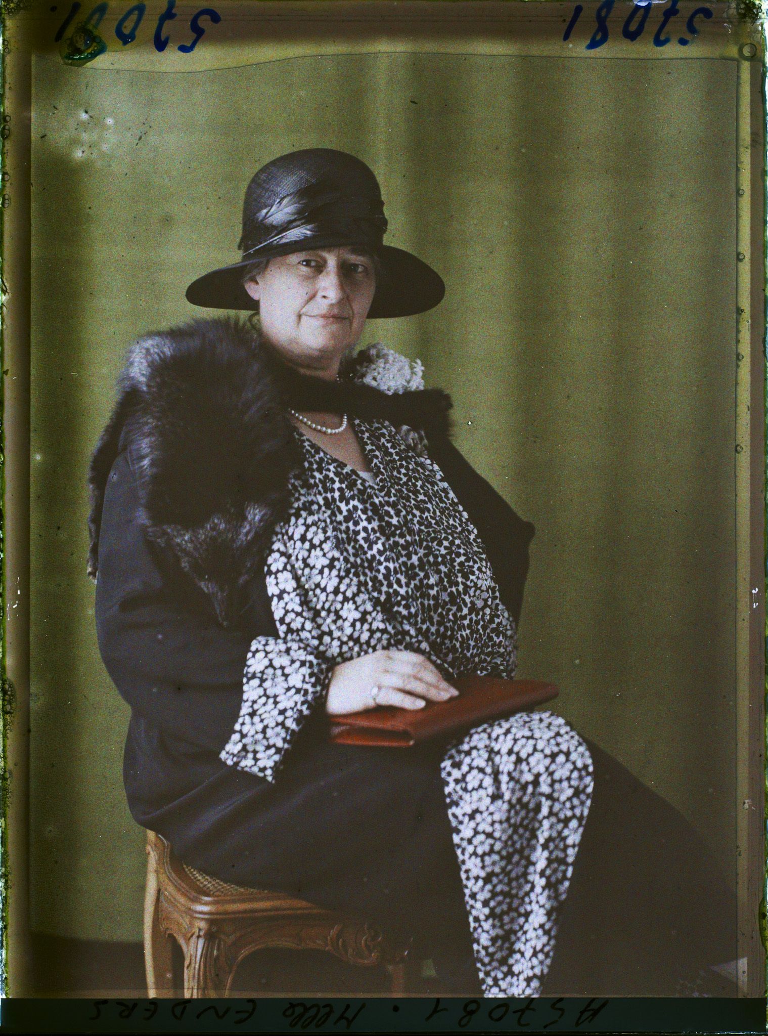 Image représentant https://musee-albert-kahn.s-museum.fr/home/NWQ2OTAwYzNmYjZlZTk1ZWQwODJmMjY4L2dlbmVyaWMtbm90aWNlLXRhYi9hdXRob3JpdHkvNjE3YTc5ZjVjZjhiODk2OGIzMzM3ZDIx/5d6900c3fb6ee95ed082f268/generic-notice-tab/authority/617a79ebcf8b8968b3336c8c Madame Enders