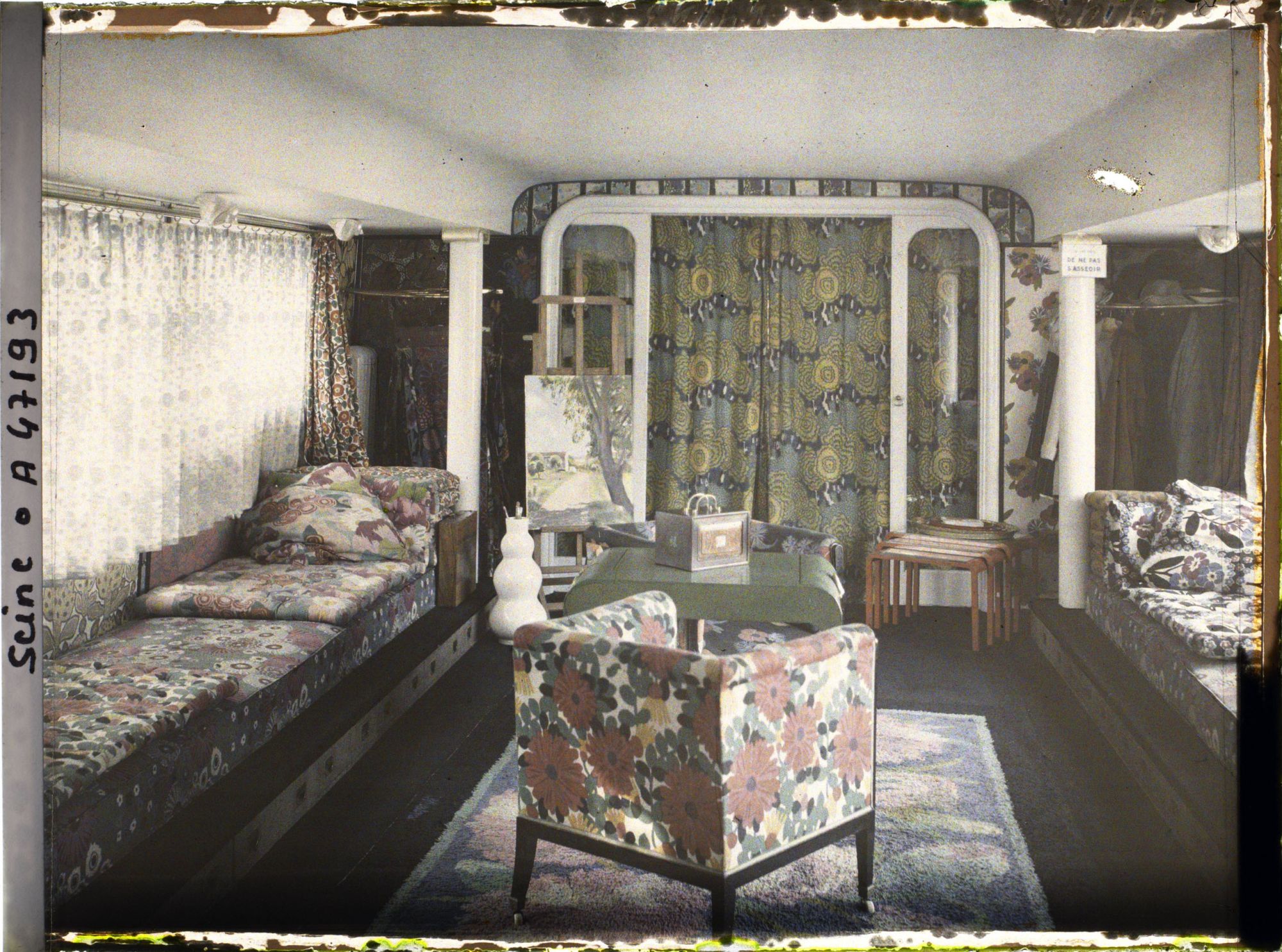 Image représentant L'Exposition des arts décoratifs, Péniche Poiret, Amours, salon, pour présentation création Maison Martine