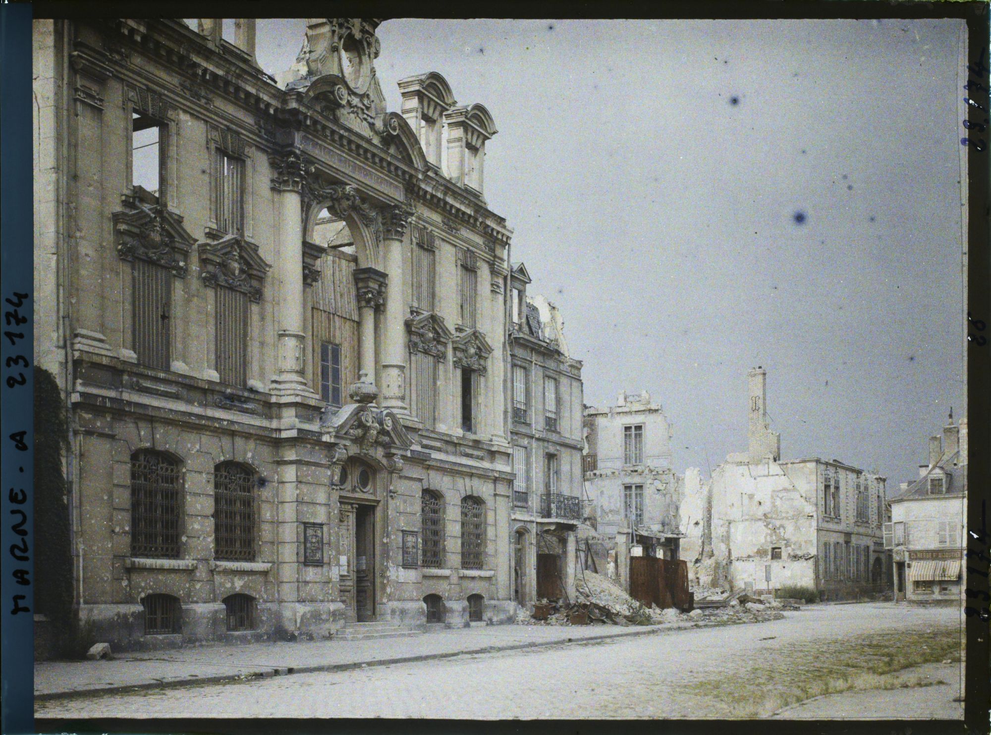 Image représentant France, Reims, La Caisse d'Epargne et le quartier avoisinant