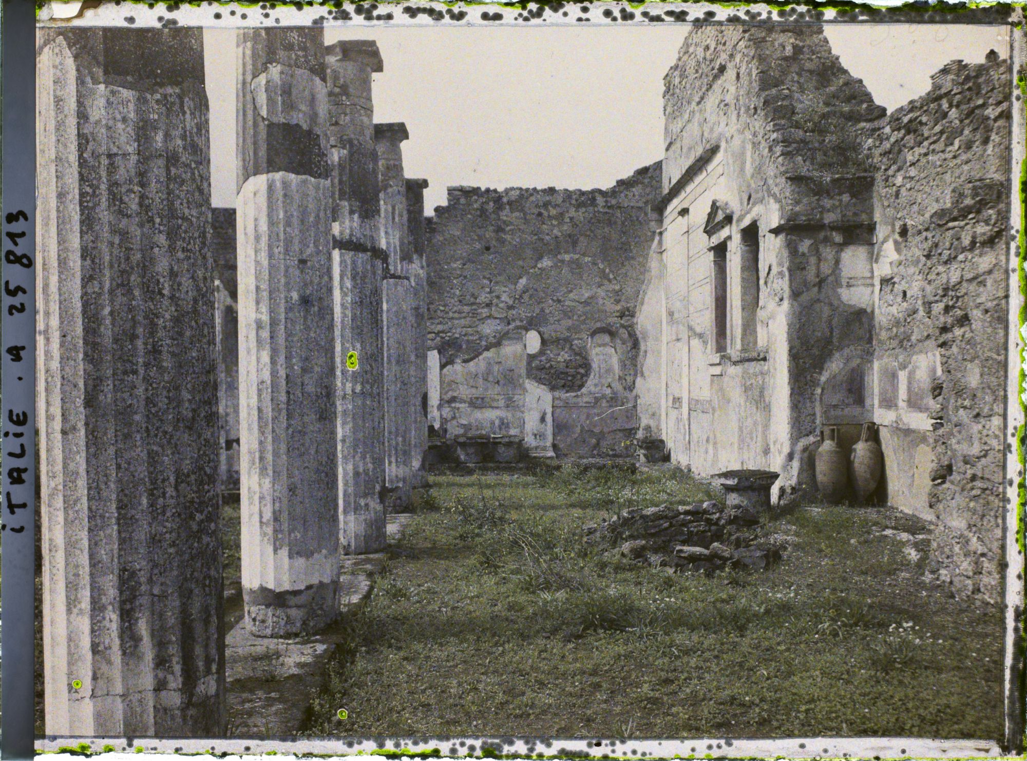 Image représentant Petit laraire de la maison du Faune sur la gauche