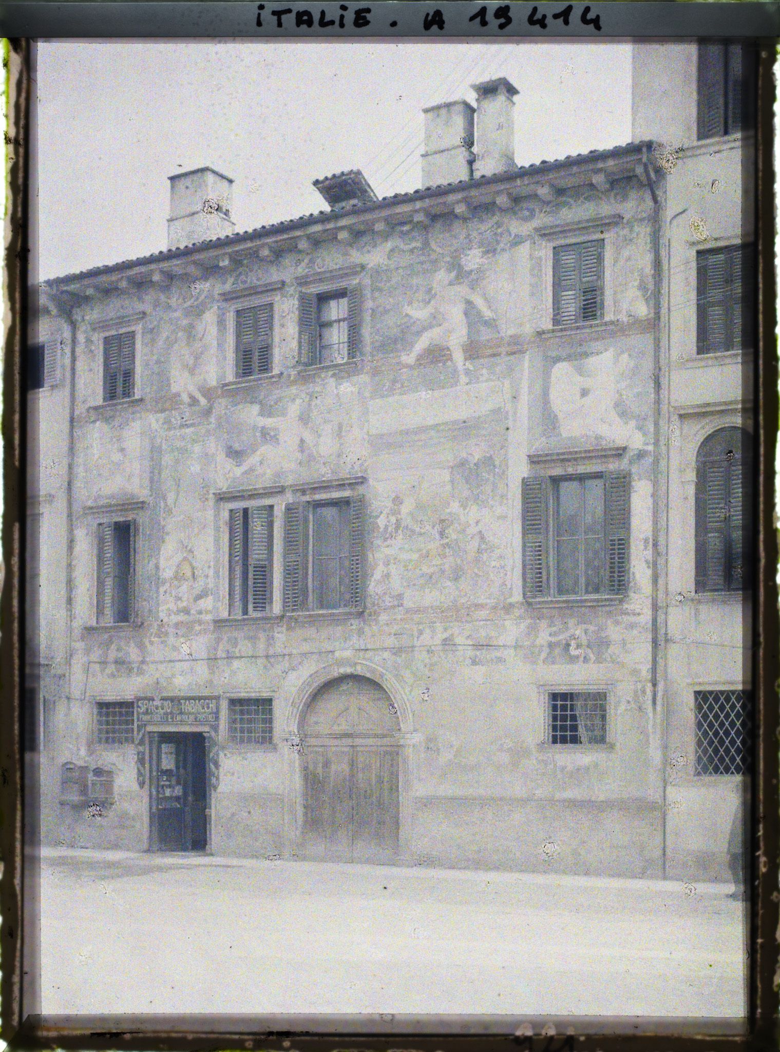 Image représentant Façade d'une vieille maison avec fresques