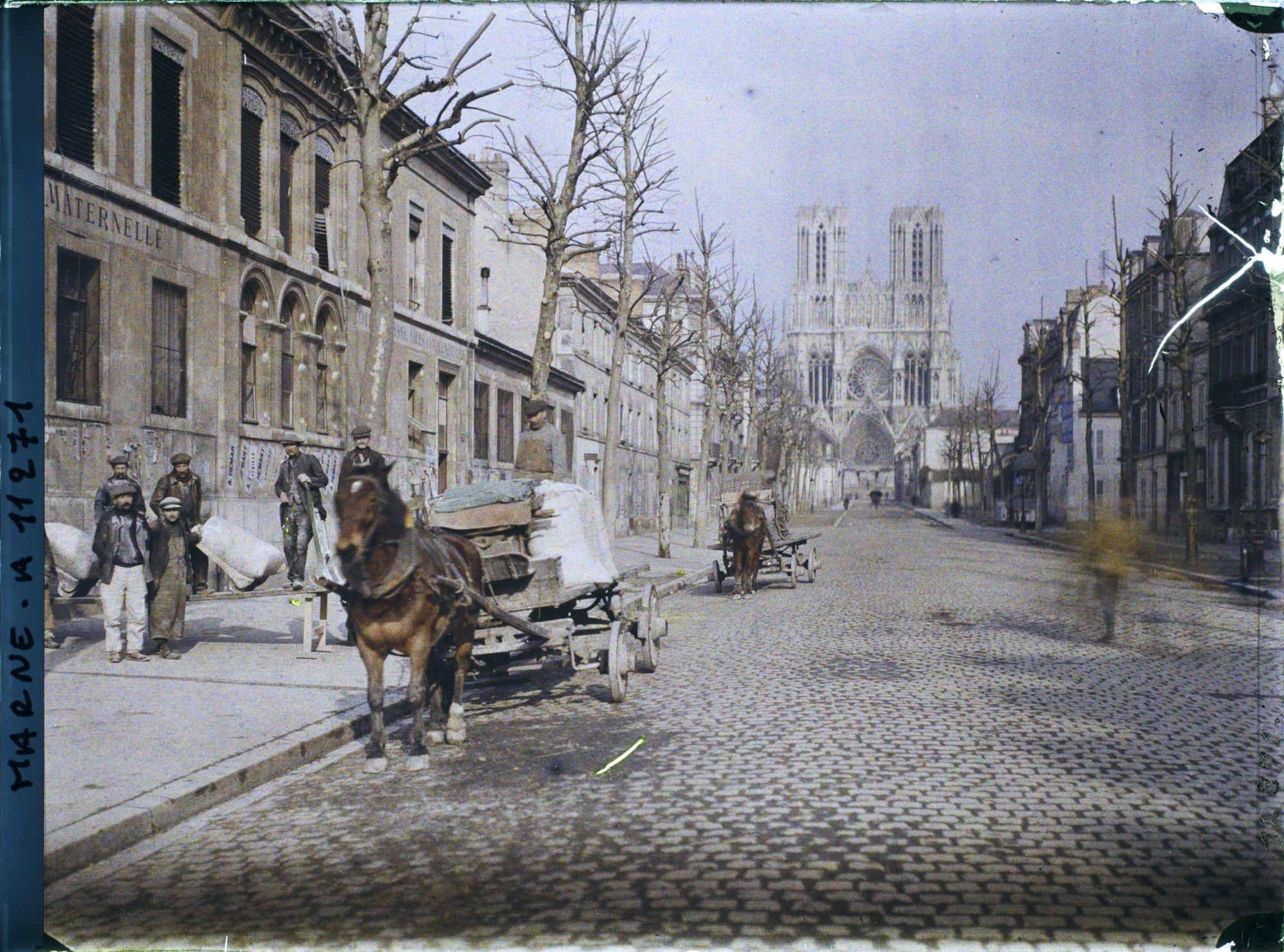 Image représentant Ravitaillement en farine, rue Libergier au niveau d'une école maternelle
