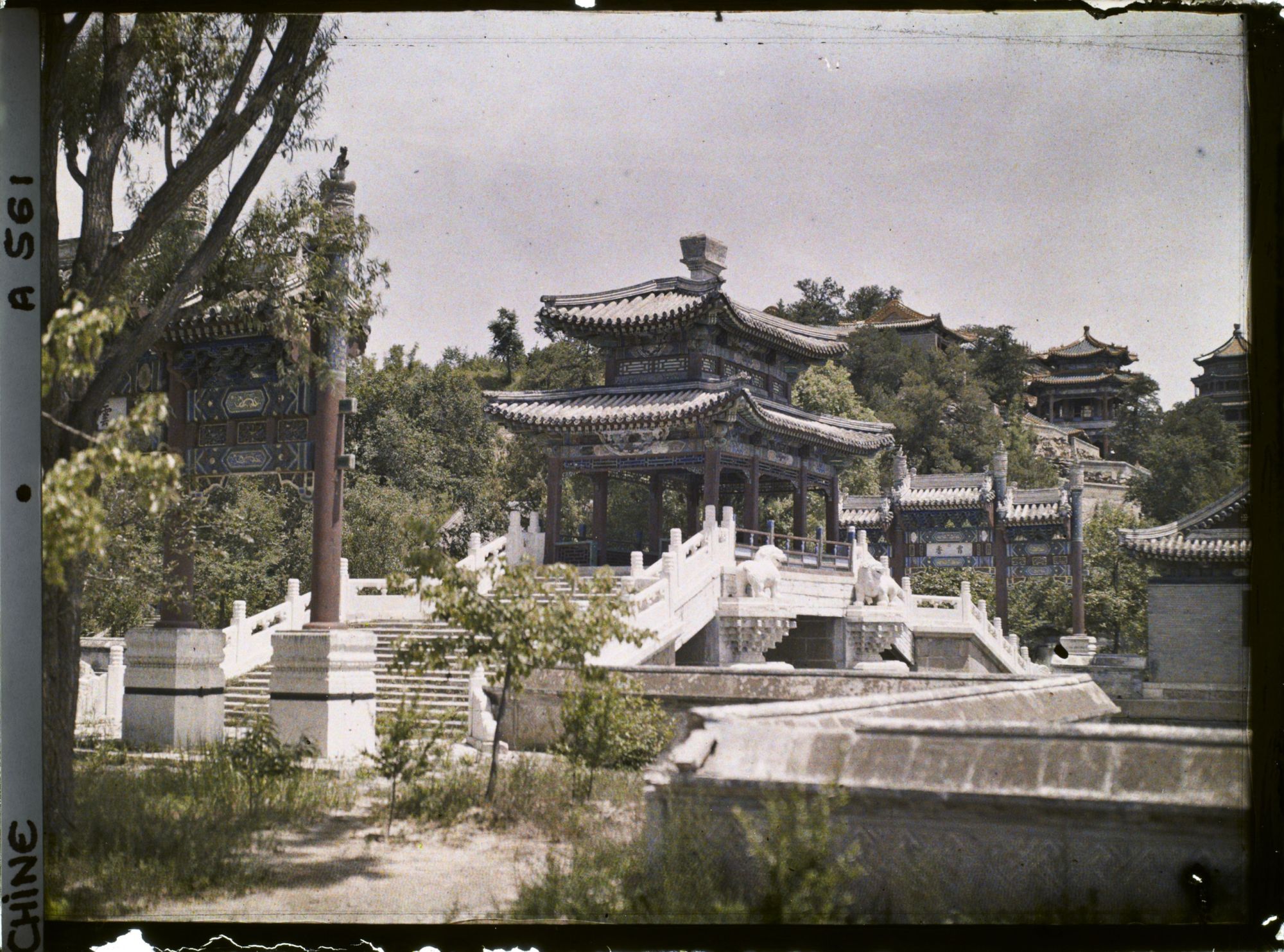 Image représentant Xingqiao, surmonté d'un pavillon et encadré de deux portiques (pailou), palais d'Été Yiheyuan (" jardin de la Concorde Entretenue " )