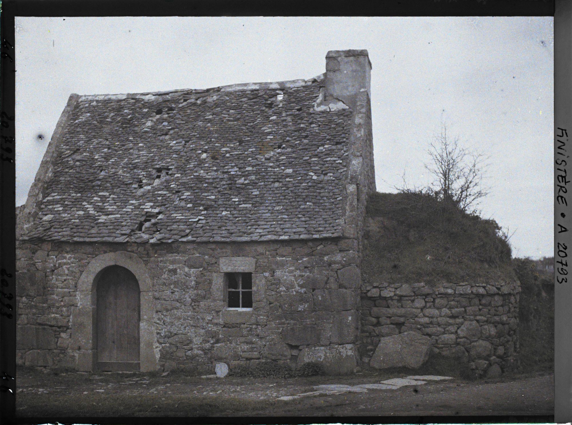 Image représentant Une maisonnette et le four à pain attenant