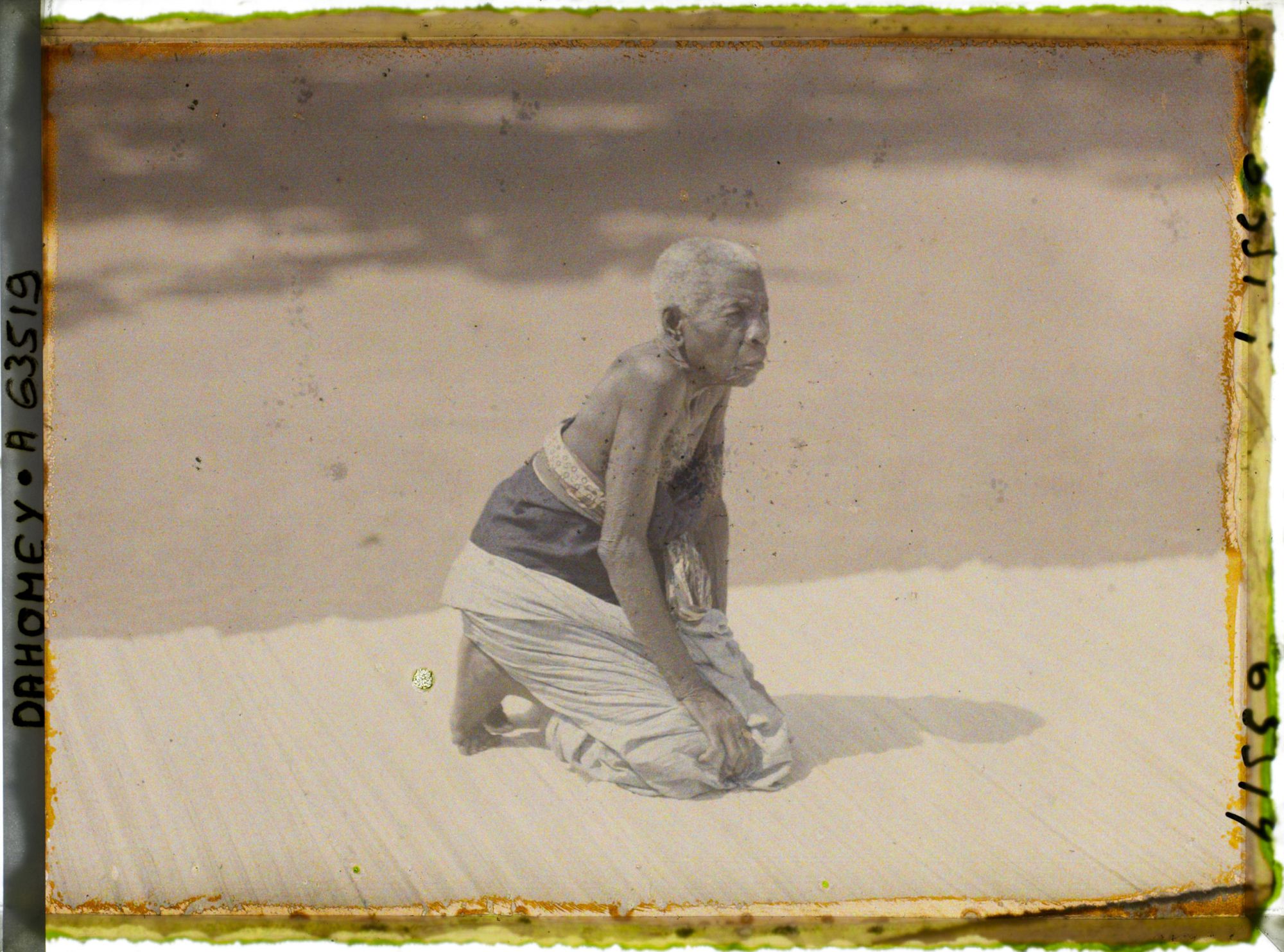 Image représentant La gardienne des trônes (l'ancienne amazone de Glélé Djébénou) dans la cour du palais de  null Guézo (jalalahennou)