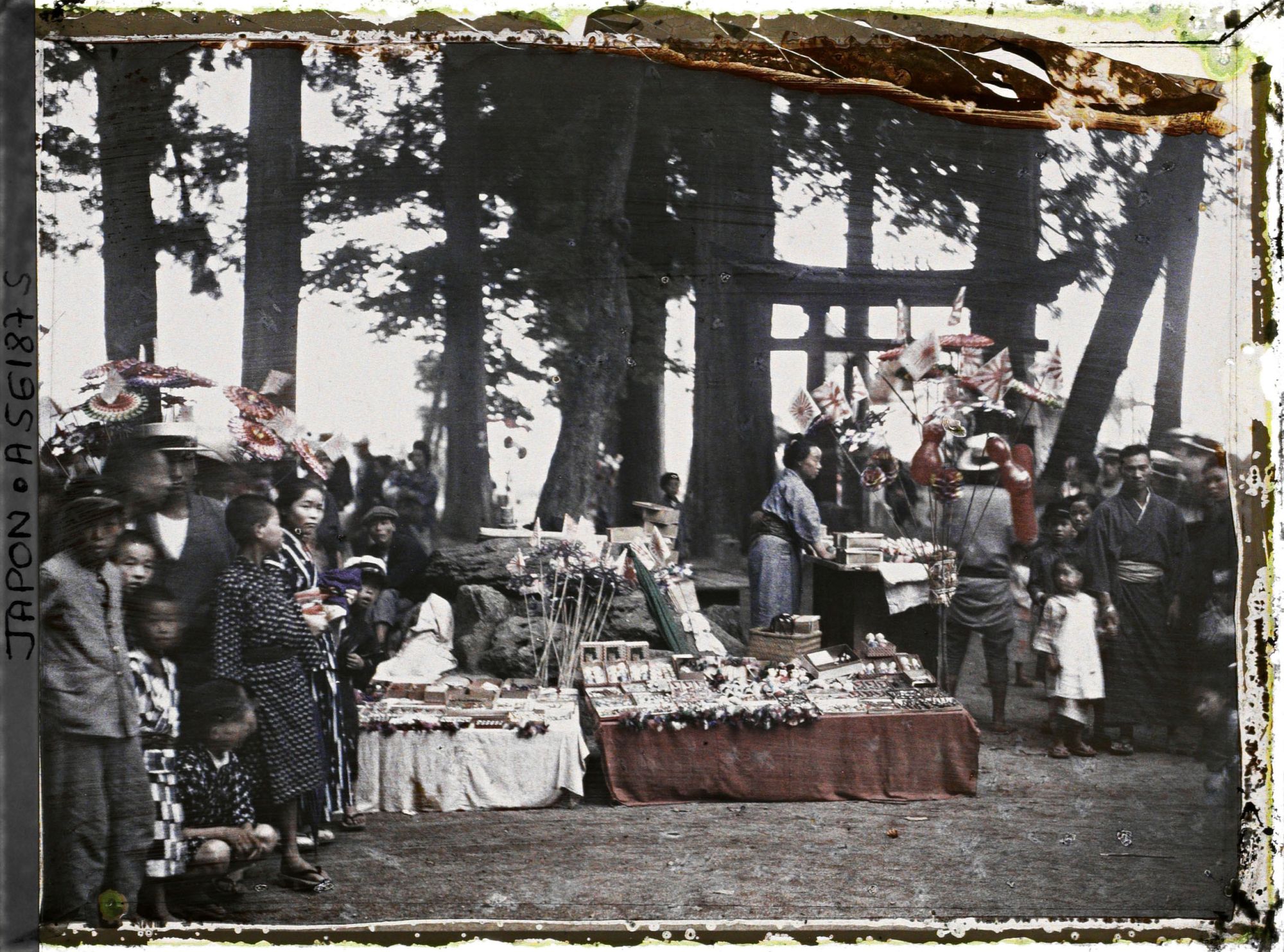 Image représentant Marchande de poupées, jouets et drapeaux aux abords d'un sanctuaire, le jour de la fête du village