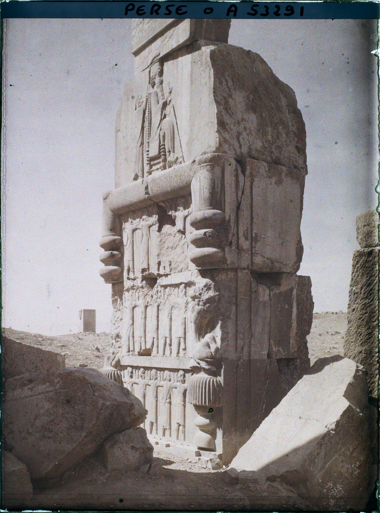 Image représentant Dans l'embrasure de la porte orientale du Tripylon, bas-relief représentant le roi Darius sur son trône sous le symbole ailé d'Ahura Mazda, soutenu par les 28 nations vassales