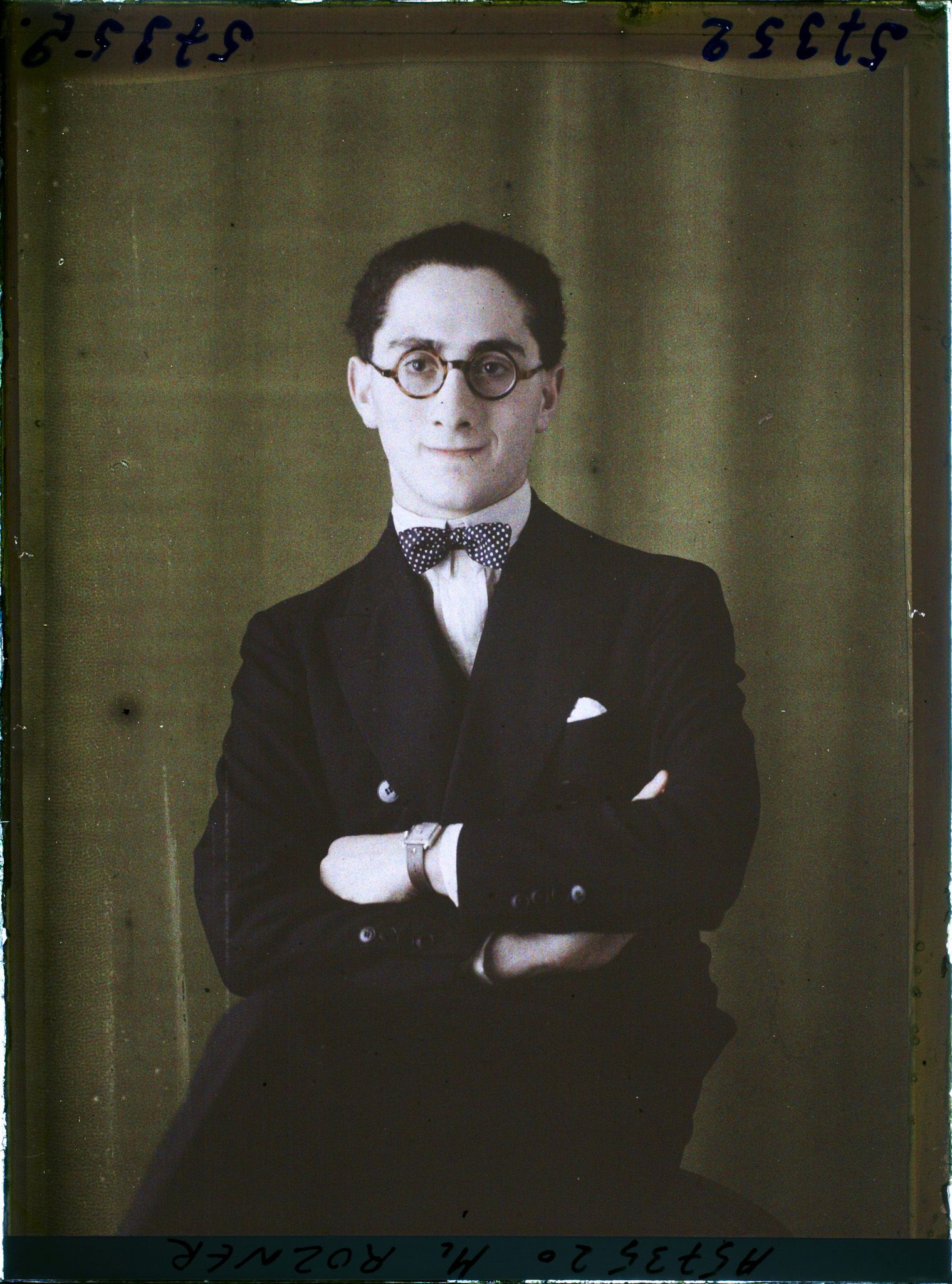 Image représentant https://musee-albert-kahn.s-museum.fr/home/NWQ2OTAwYzNmYjZlZTk1ZWQwODJmMjY4L2dlbmVyaWMtbm90aWNlLXRhYi9hdXRob3JpdHkvNjE3YTc5ZjVjZjhiODk2OGIzMzM3ZDIx/5d6900c3fb6ee95ed082f268/generic-notice-tab/authority/617a79ebcf8b8968b333770b Monsieur Rozner