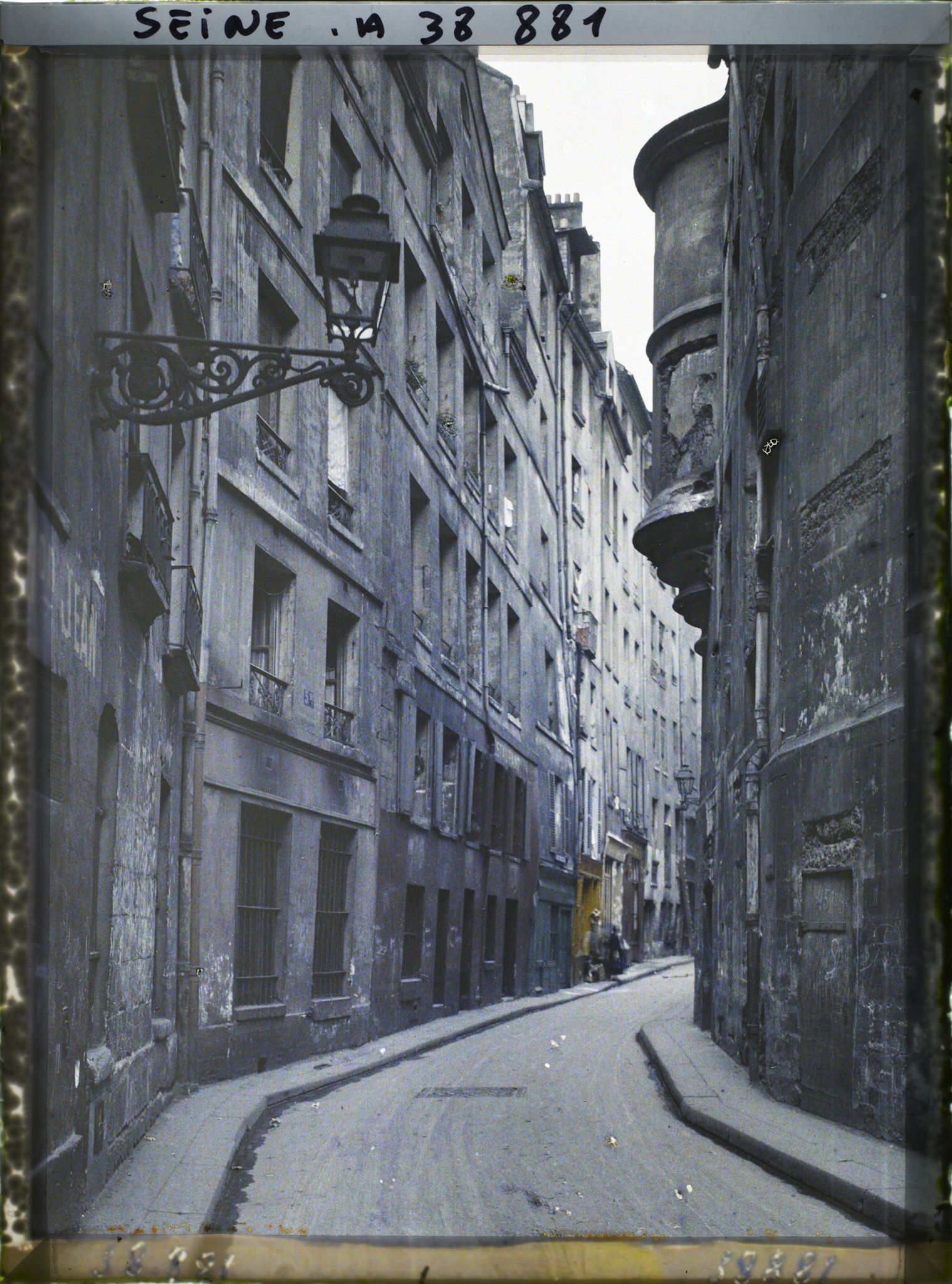 Image représentant La rue de l'Hôtel-de-Ville, au niveau de l'Hôtel de Sens