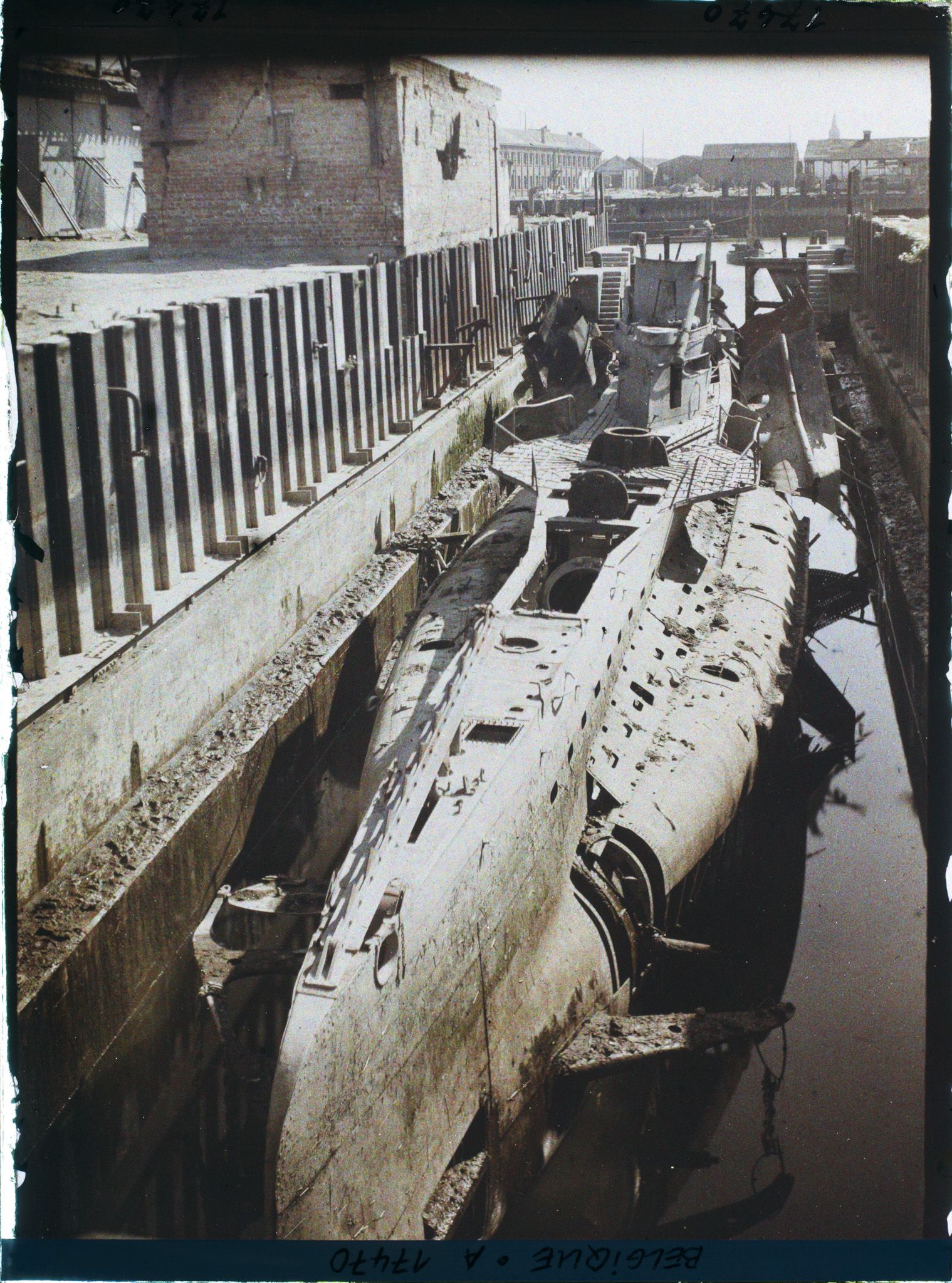 Image représentant Belgique, Ostende, Sous marin allemand dans sa Cale, le même, vue prise de l'avant