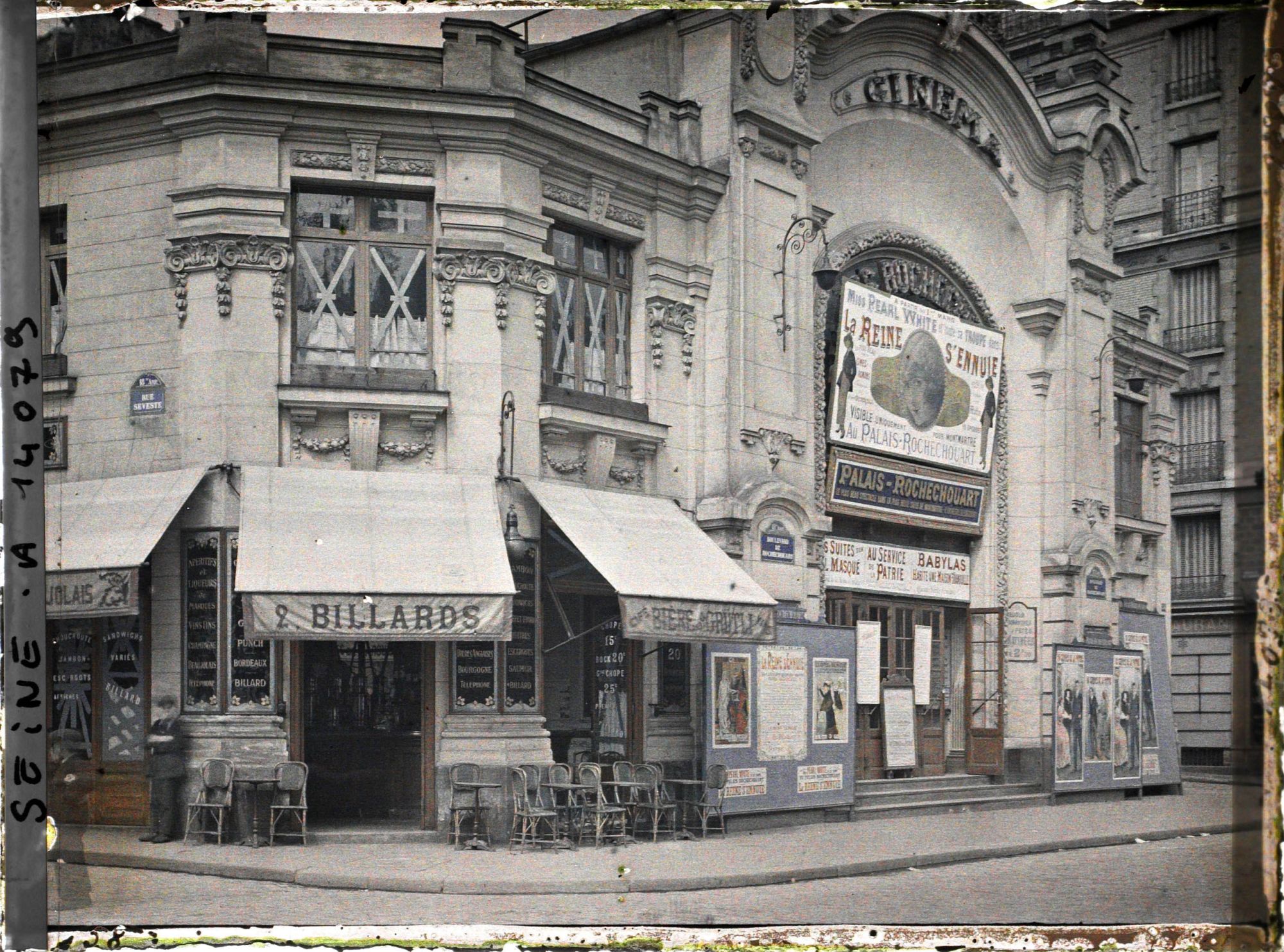 Image représentant Le cinéma Palais-Rochechouart à l'angle de la rue Seveste et du boulevard Rochechouart