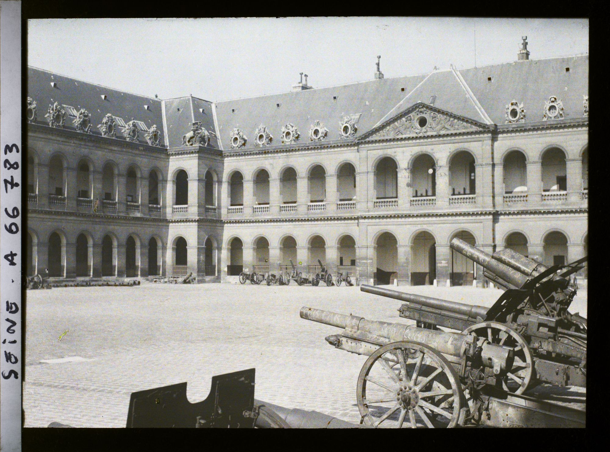 Image représentant L'hôtel des Invalides, la cour d'honneur