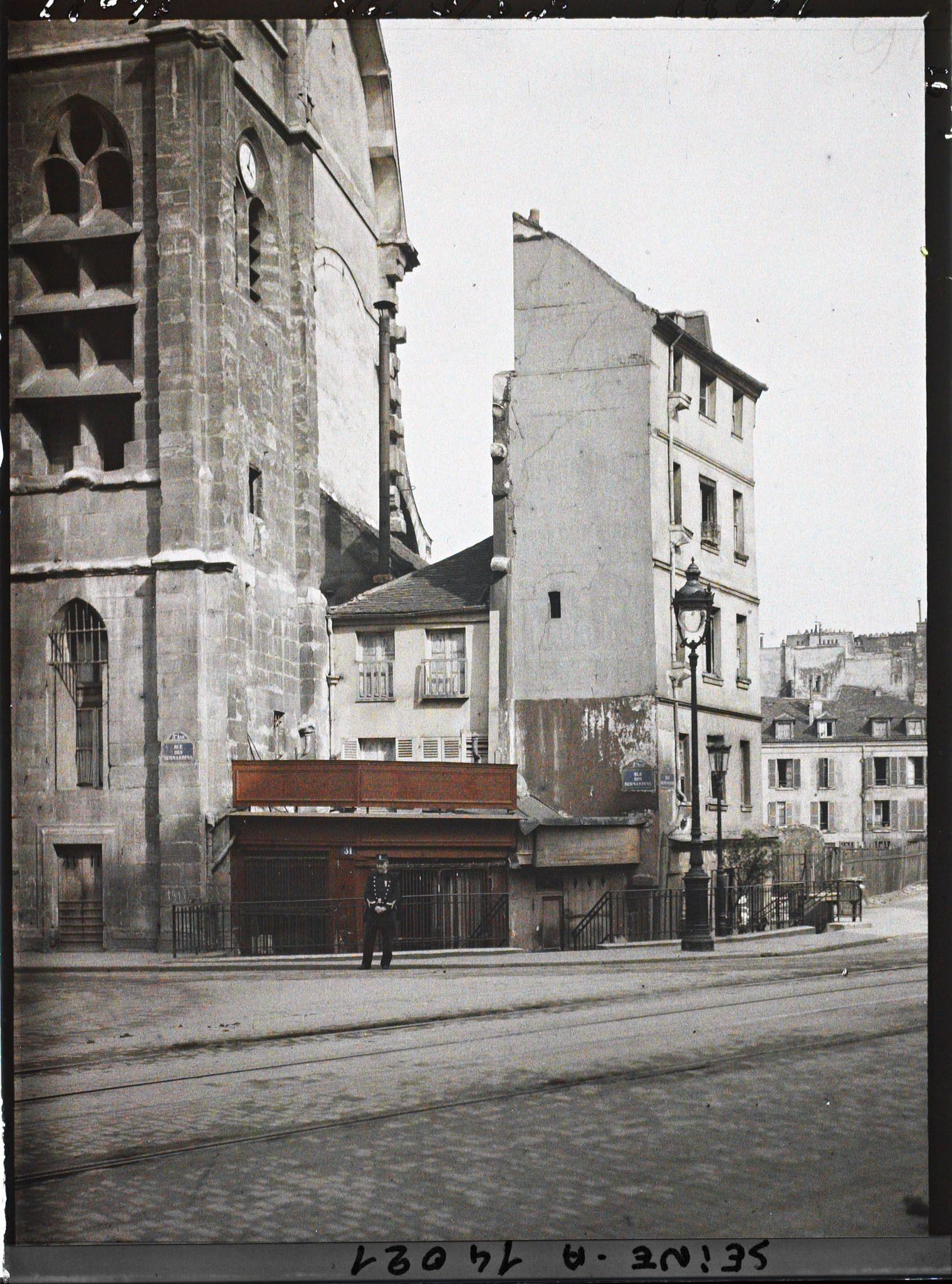 Image représentant L'église St-Nicolas-du-Chardonnet située à l'angle de la rue des Bernardins et de la rue Monge