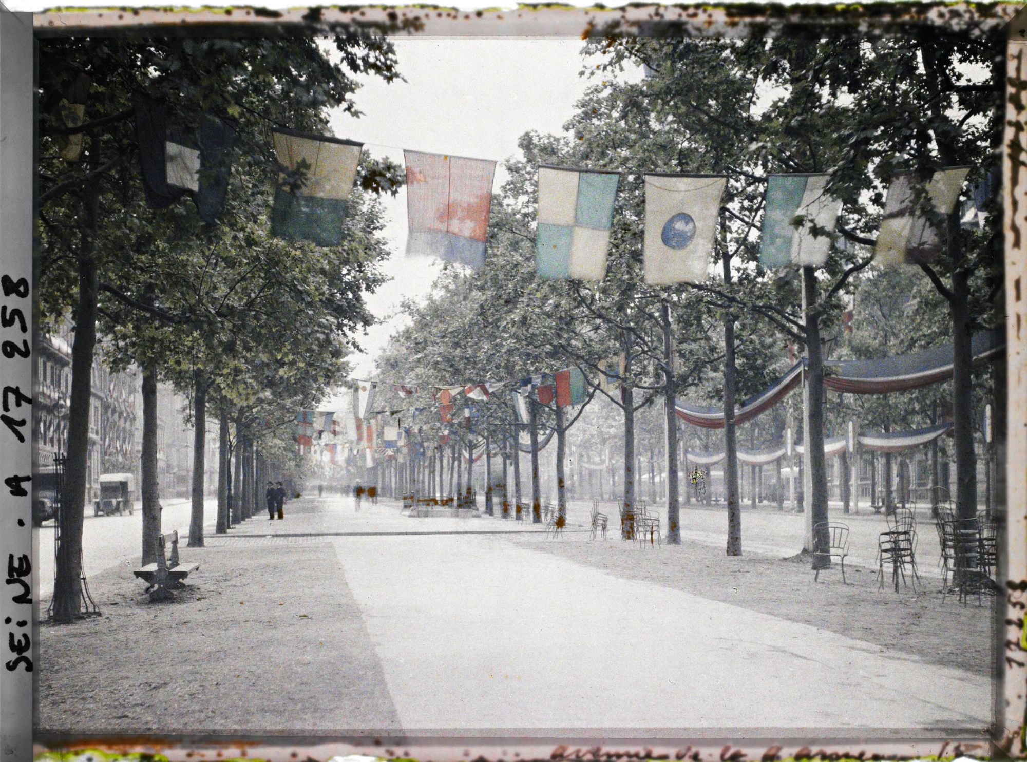 Image représentant L'avenue de la Grande-Armée décorée de drapeaux pour les fêtes de la Victoire des 13 et 14 juillet
