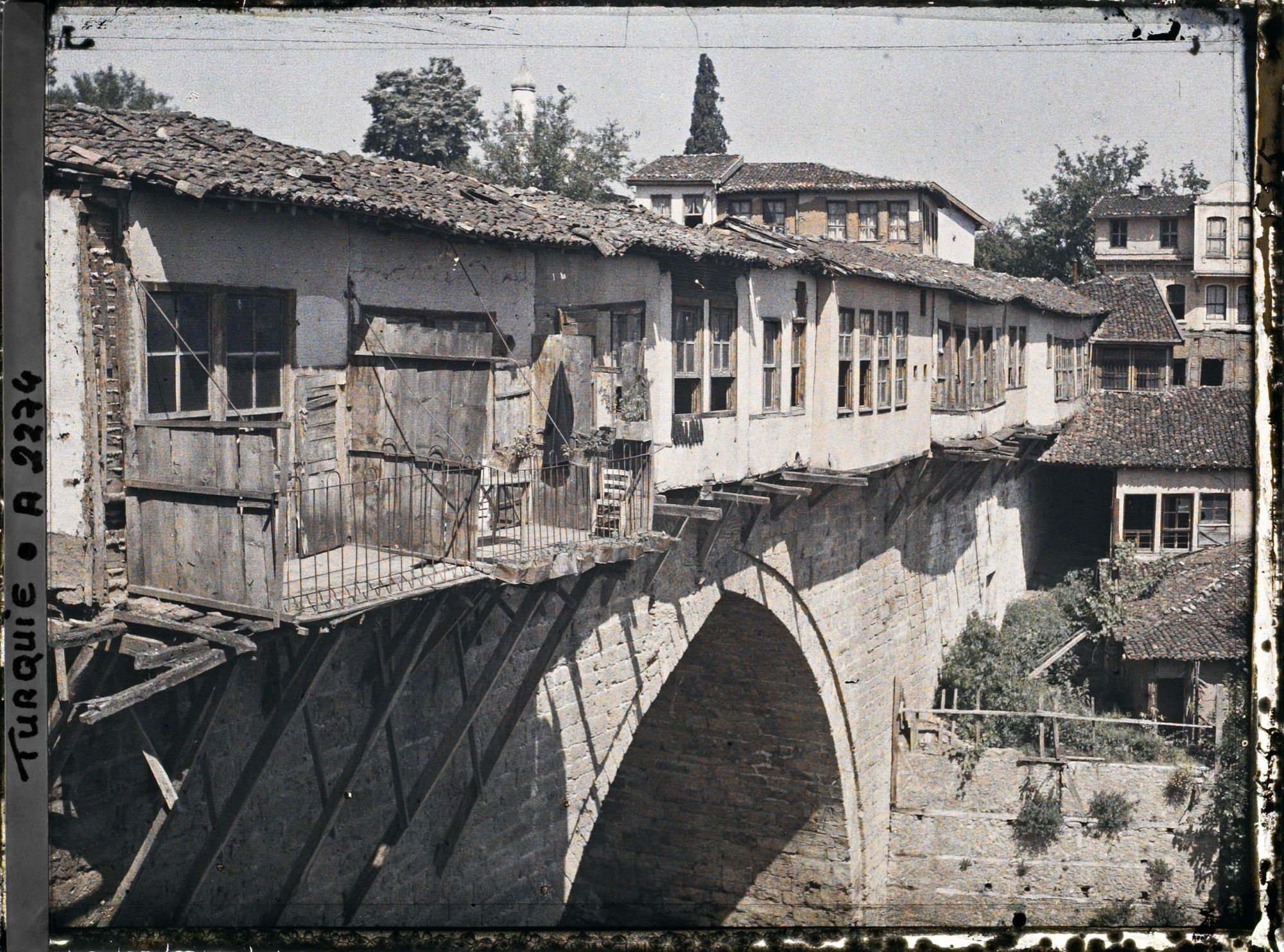Image représentant Le pont d'Irgandi ("vieux Pont") construit en 1442 sur le fleuve Gökdere (vue de l'amont)