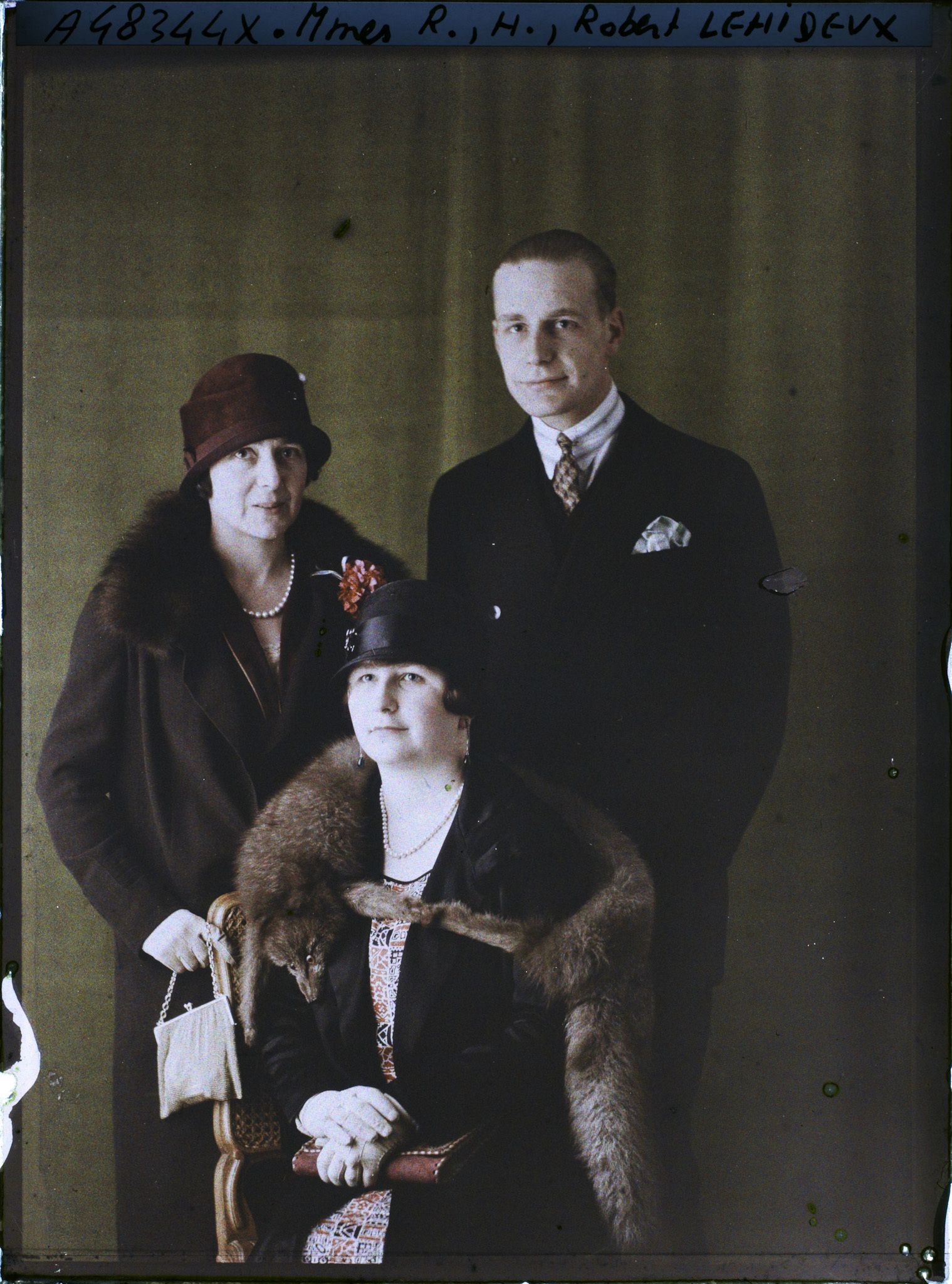 Image représentant Monsieur  https://musee-albert-kahn.s-museum.fr/home/NWQ2OTAwYzNmYjZlZTk1ZWQwODJmMjY4L2dlbmVyaWMtbm90aWNlLXRhYi9hdXRob3JpdHkvNjE3YTc5ZjVjZjhiODk2OGIzMzM3ZDIx/5d6900c3fb6ee95ed082f268/generic-notice-tab/authority/617a79ebcf8b8968b333716d Robert Lehideux avec son épouse  https://musee-albert-kahn.s-museum.fr/home/NWQ2OTAwYzNmYjZlZTk1ZWQwODJmMjY4L2dlbmVyaWMtbm90aWNlLXRhYi9hdXRob3JpdHkvNjE3YTc5ZjVjZjhiODk2OGIzMzM3ZDIx/5d6900c3fb6ee95ed082f268/generic-notice-tab/authority/617a79ebcf8b8968b333716e Odette et madame  https://musee-albert-kahn.s-museum.fr/home/NWQ2OTAwYzNmYjZlZTk1ZWQwODJmMjY4L2dlbmVyaWMtbm90aWNlLXRhYi9hdXRob3JpdHkvNjE3YTc5ZjVjZjhiODk2OGIzMzM3ZDIx/5d6900c3fb6ee95ed082f268/generic-notice-tab/authority/617a79ebcf8b8968b3337169 Jeanne Lehideux