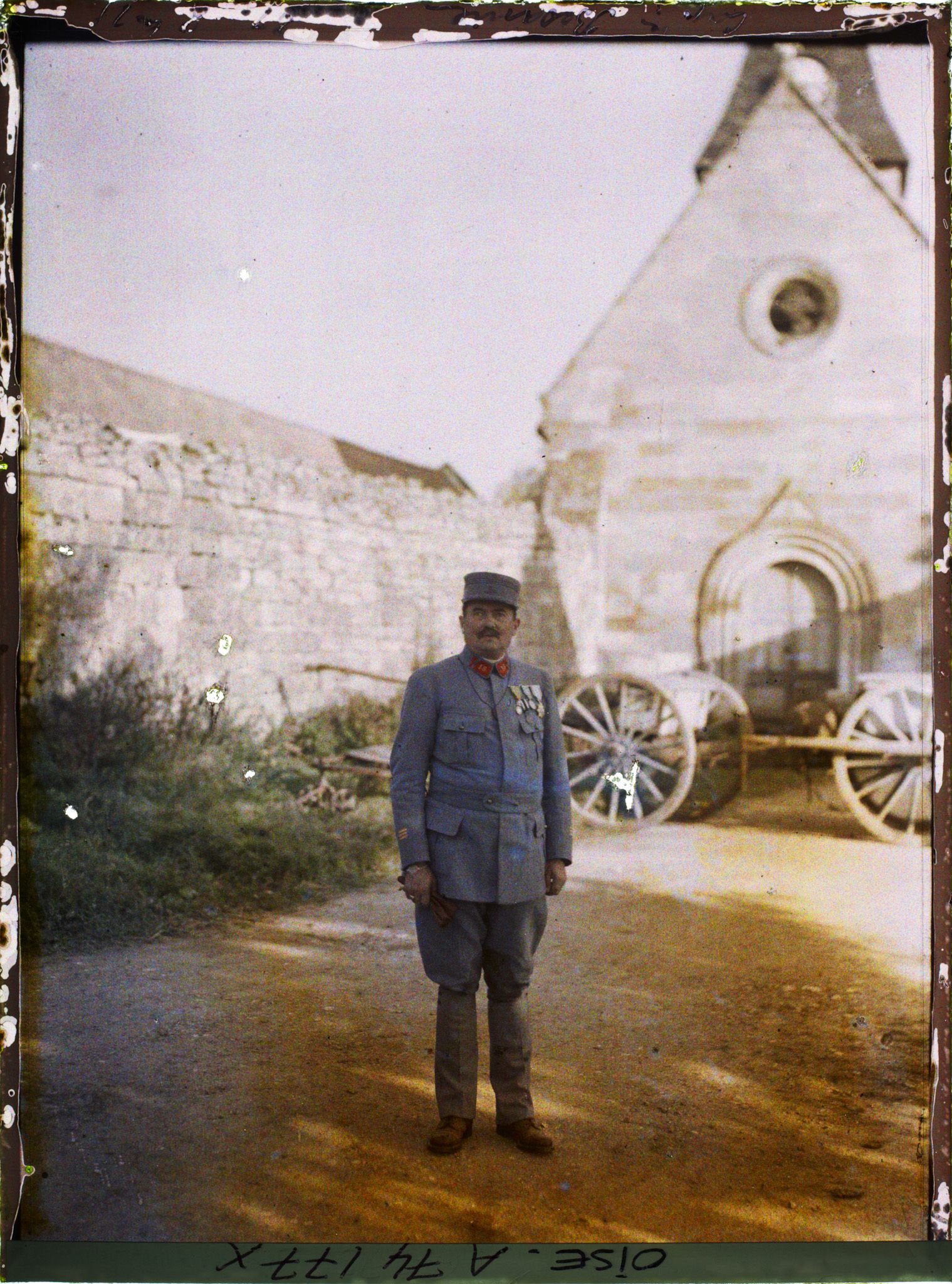 Image représentant Portrait du commandant Besante devant l'église