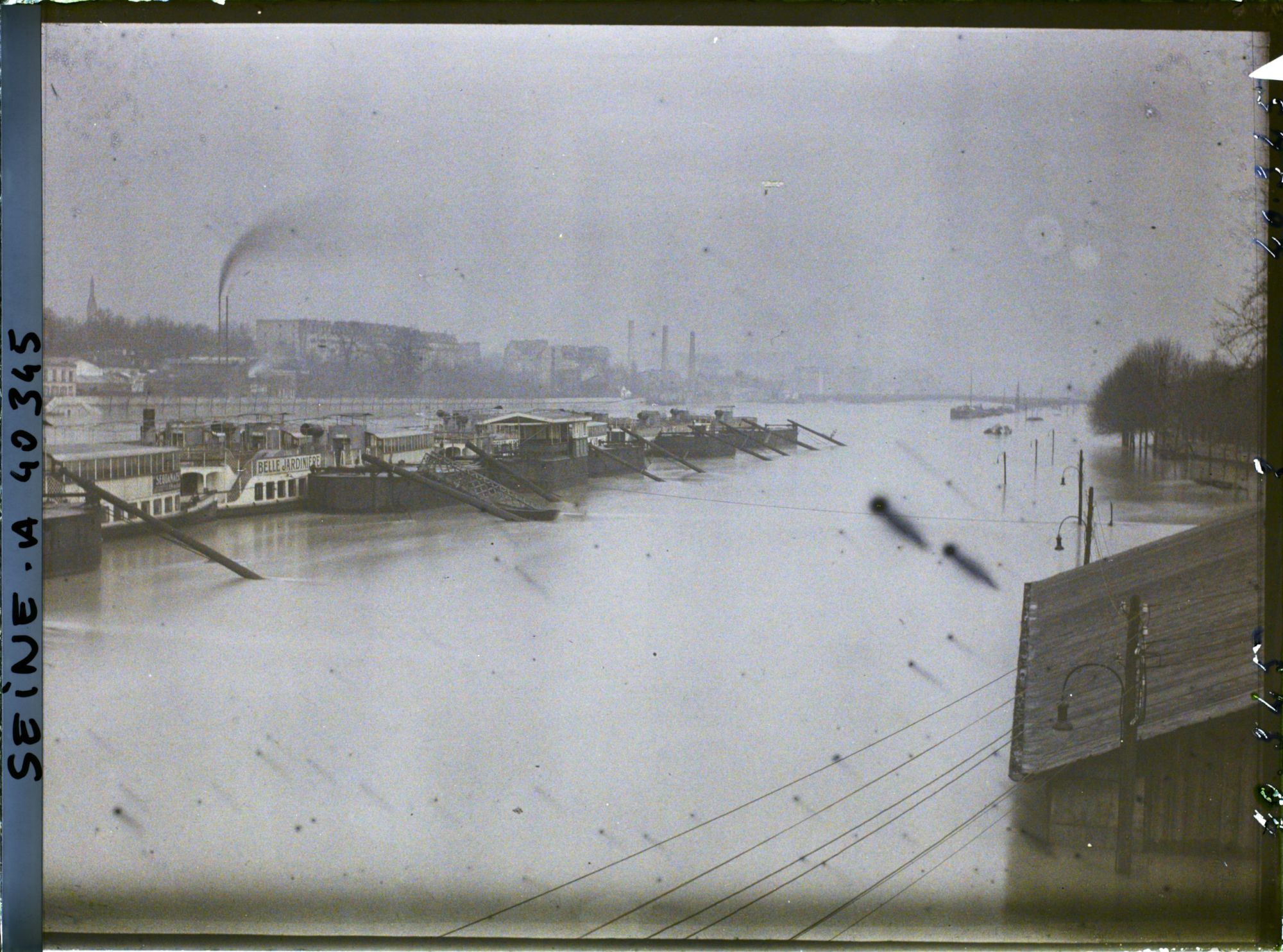 Image représentant La Seine en crue depuis le viaduc d'Auteuil (aujourd'hui pont du Garigliano)