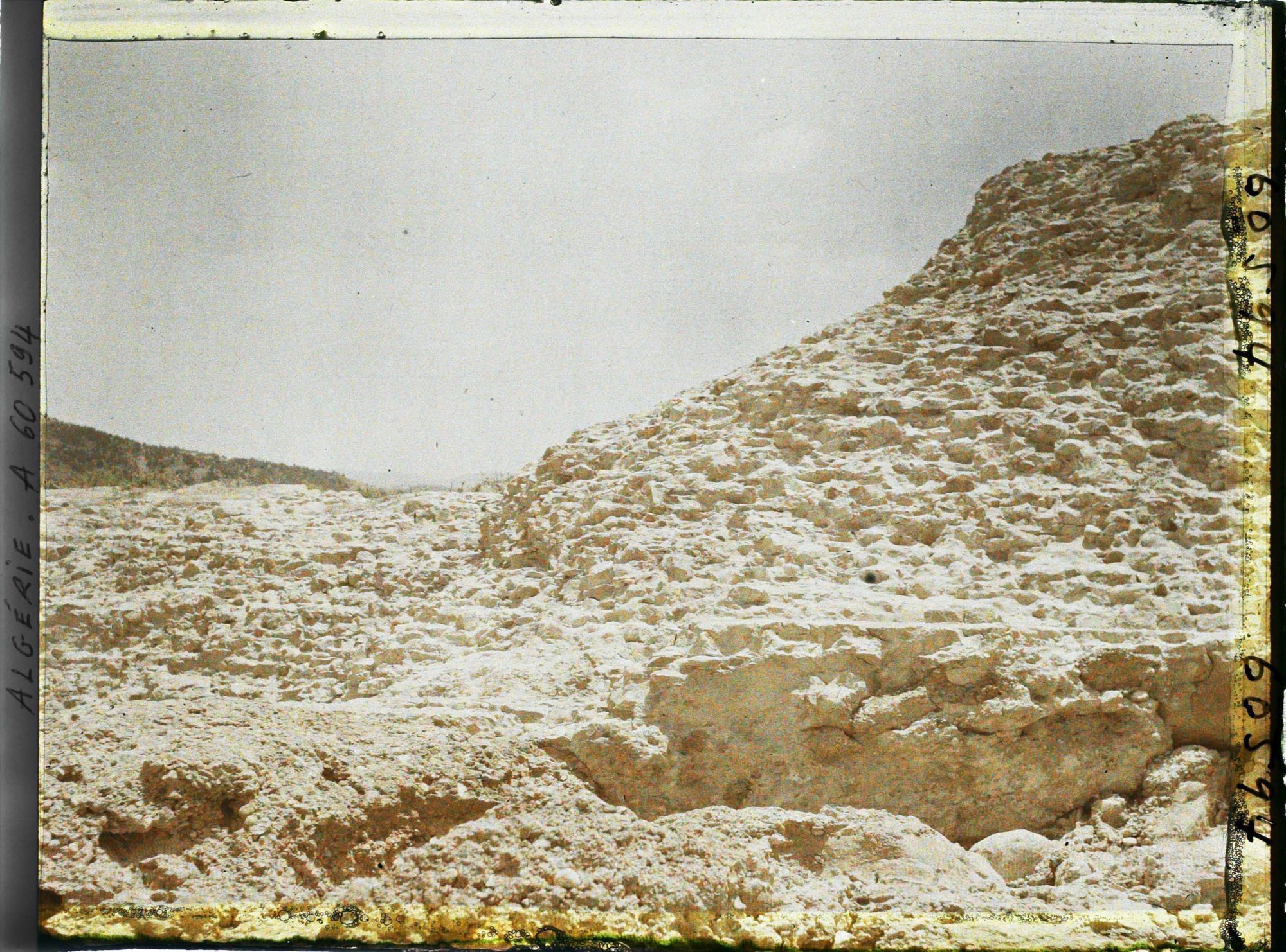 Image représentant Barrage de l'Habra en aval au Confluent avec l'Oued El-Fergoug, un détail de la brèche côté ouest, vue d'aval