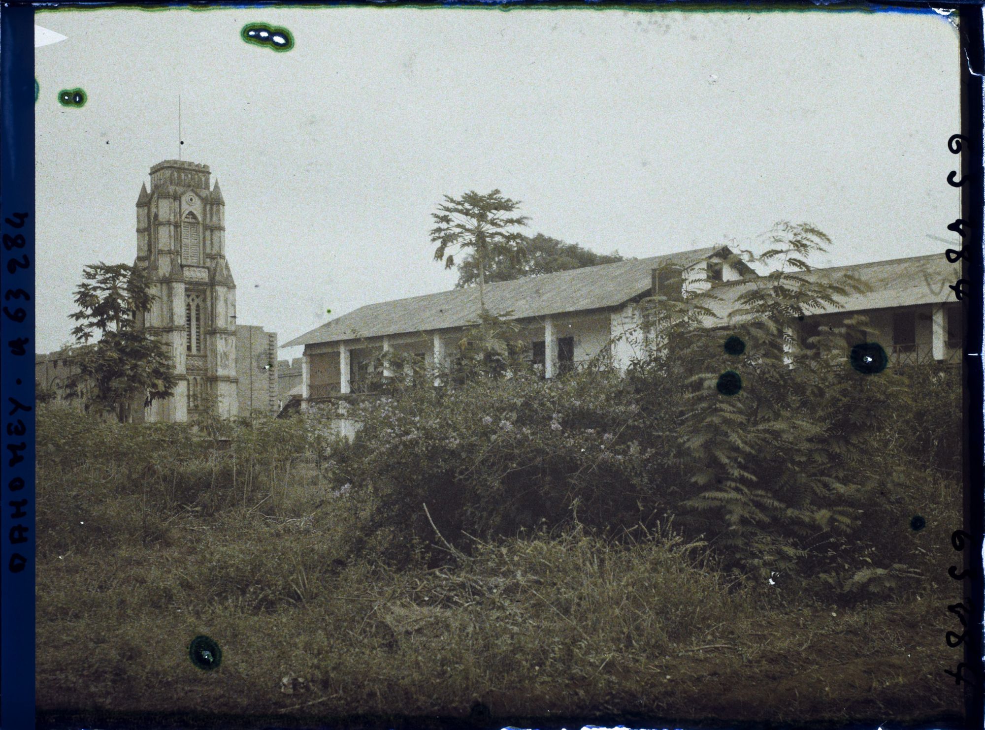 Image représentant Vue sur l'église et la mission catholique