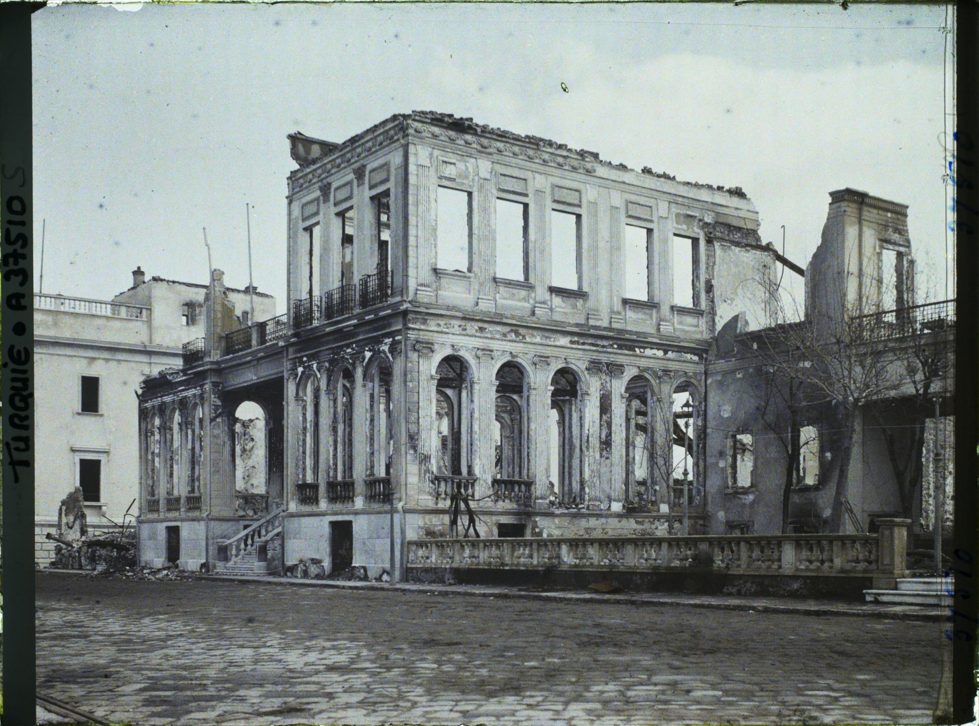 Image représentant Turquie, Smyrne, Les Quais de Smyrne - Ruines du Sporting Club